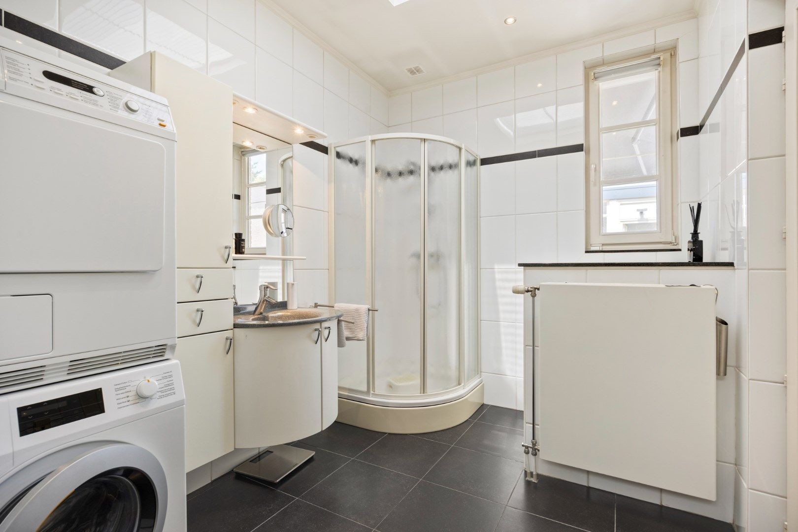 Ruime handelswoning met terras, dubbele garage en 2 parkeerplaatsen in Mol-centrum ! foto 7