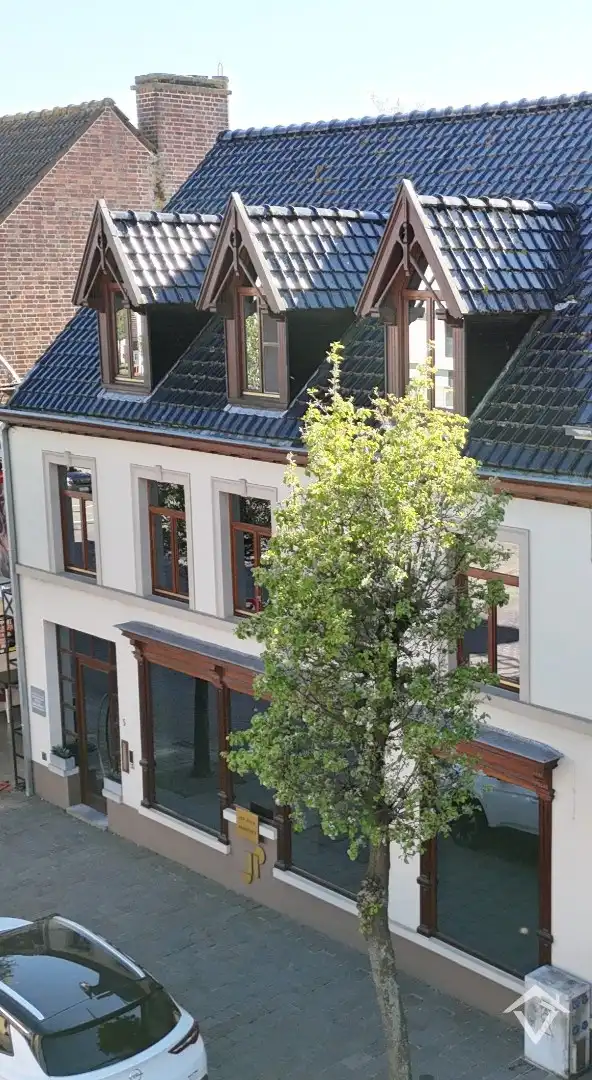 Deze instapklare handelswoning is gelegen in het centrum op een commerciële topligging op de markt van Koekelare foto 2