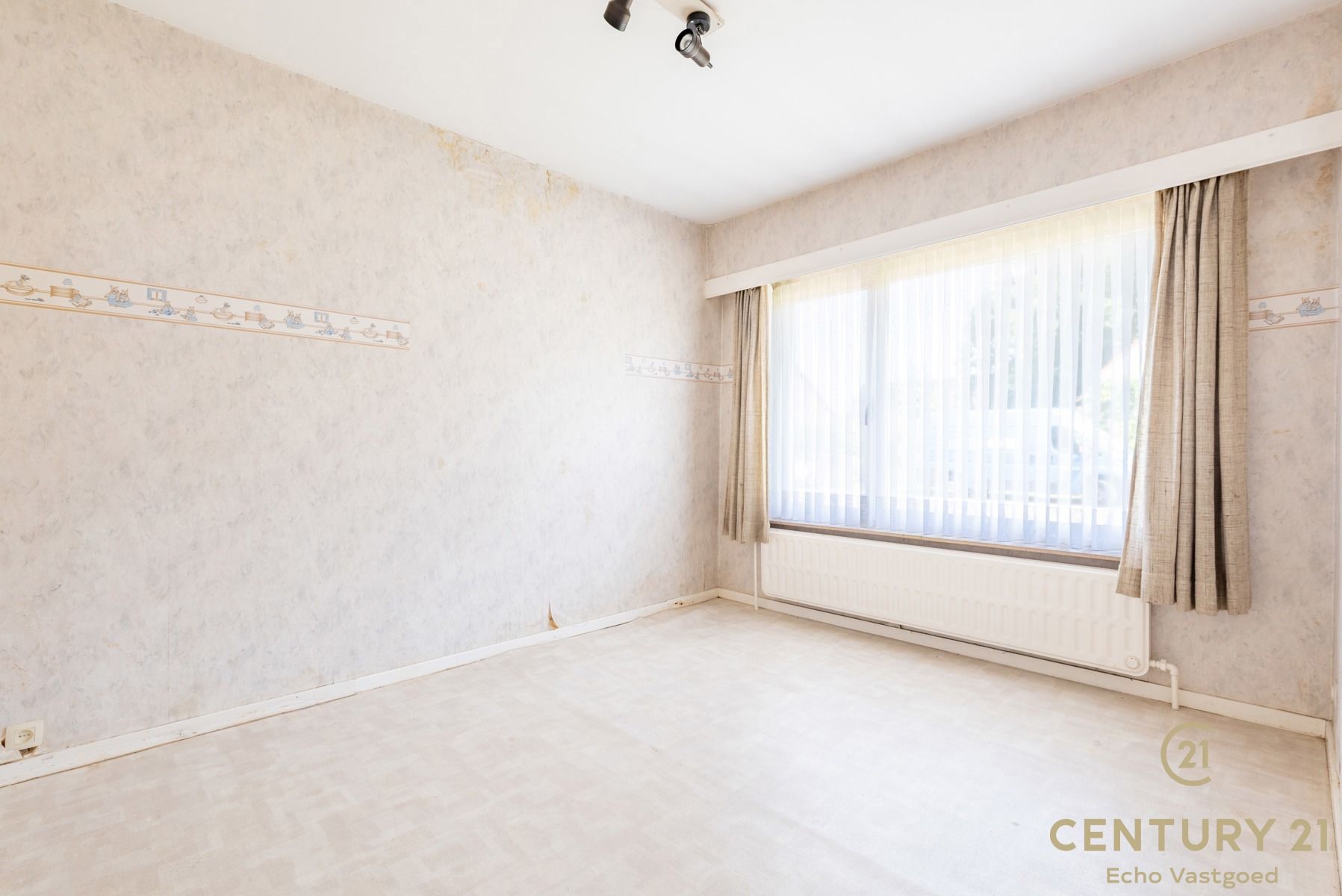 Charmante te renoveren laagbouwwoning op fraai hoekperceel foto 12