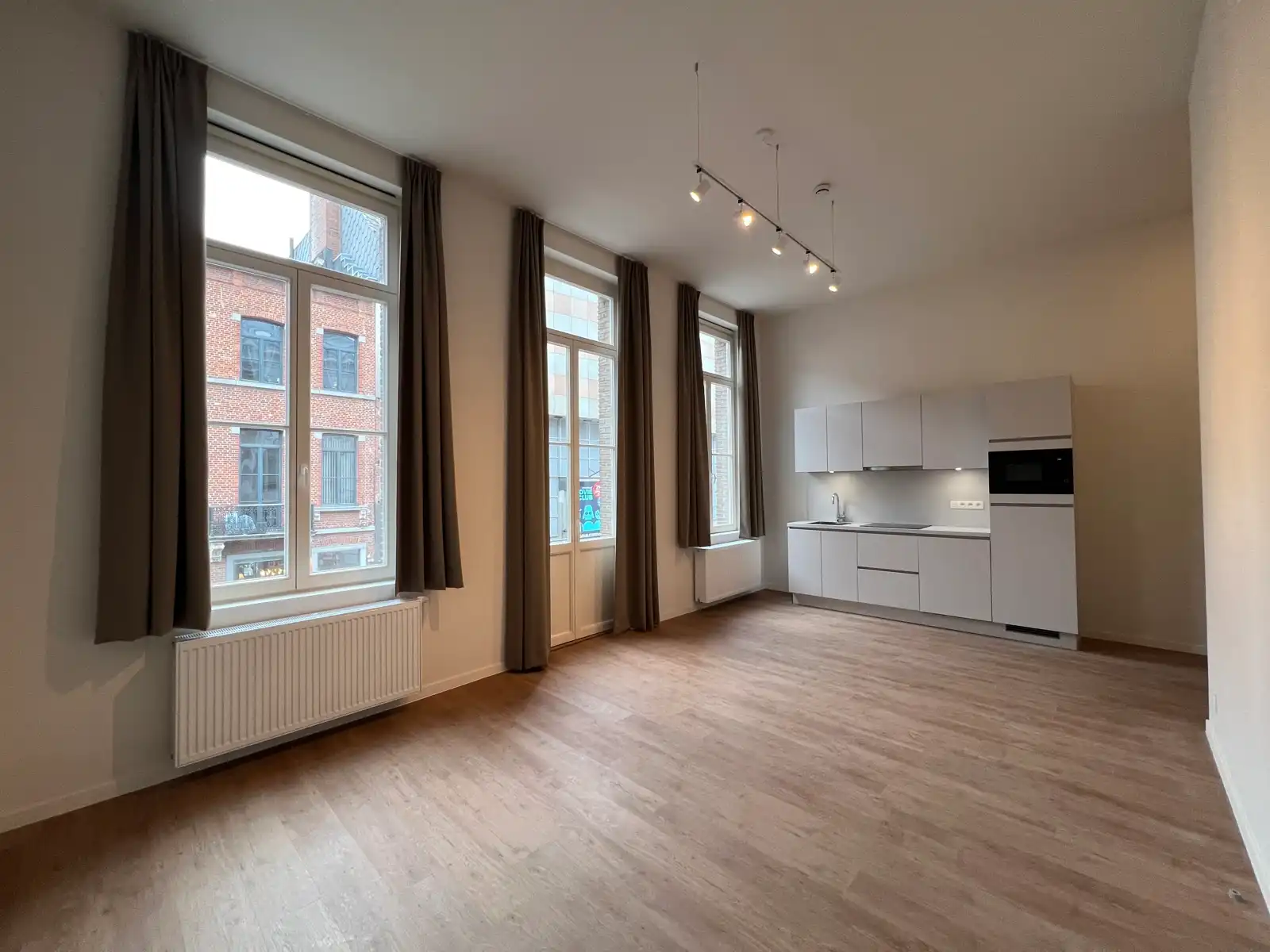 Volledig gerenoveerde studio op uitstekende locatie te huur foto {{pictureIndex}}