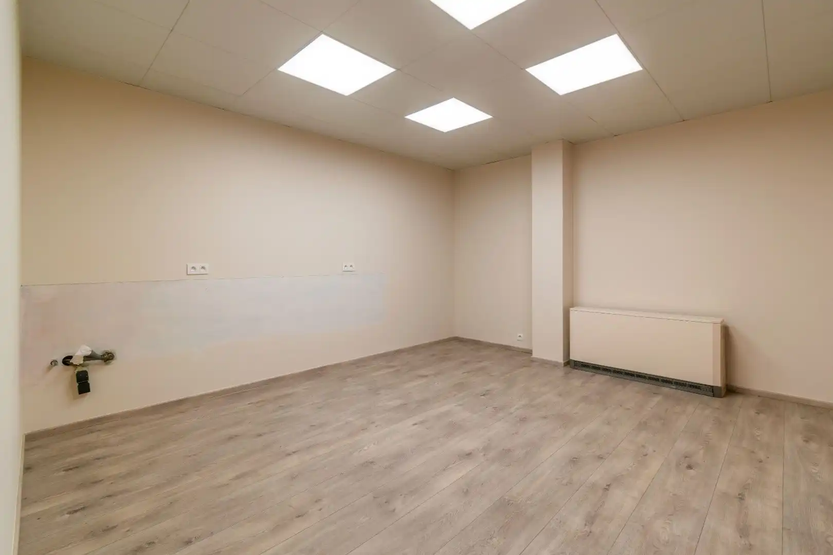 INSTAPKLAAR HANDELS-/KANTOORGELIJKVLOERS (106m²) foto 4