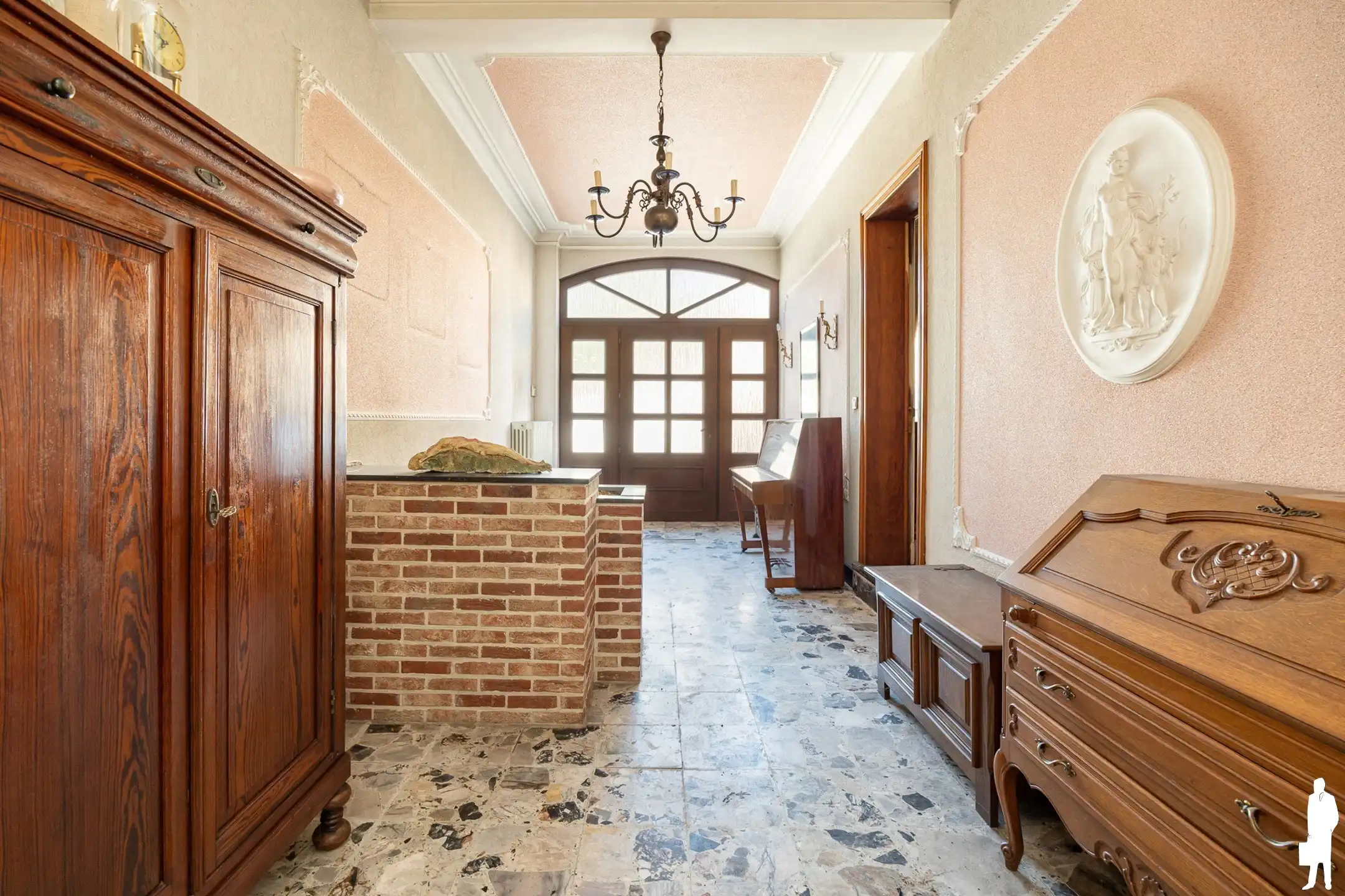 Te renoveren ruime woning met werkplaats foto 3