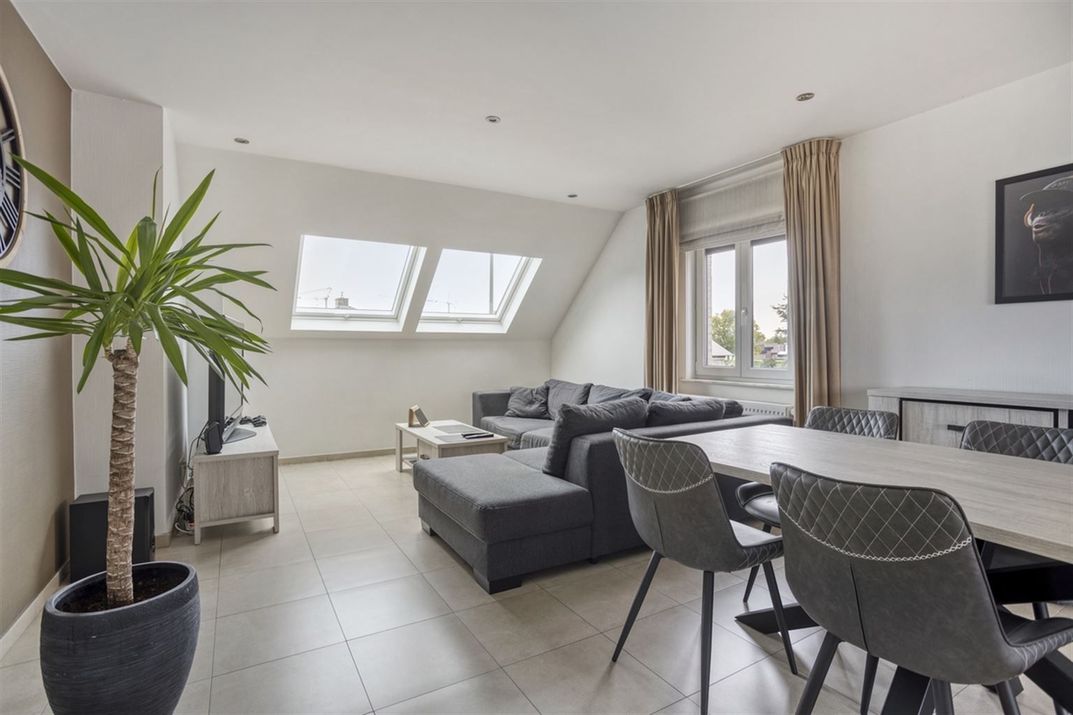 Ruim appartement met gezellig terras en staanplaats, op een toplocatie vlak bij het centrum van Maaseik en op wandelafstand van scholen en voorzieningen. foto 2