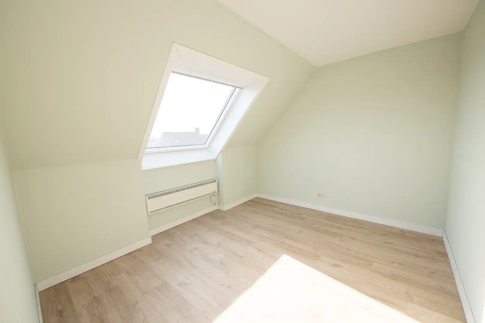 TE KOOP: Ruim duplex-appartement met 3 slaapkamers met groot terras in centrum Zulte! foto 9