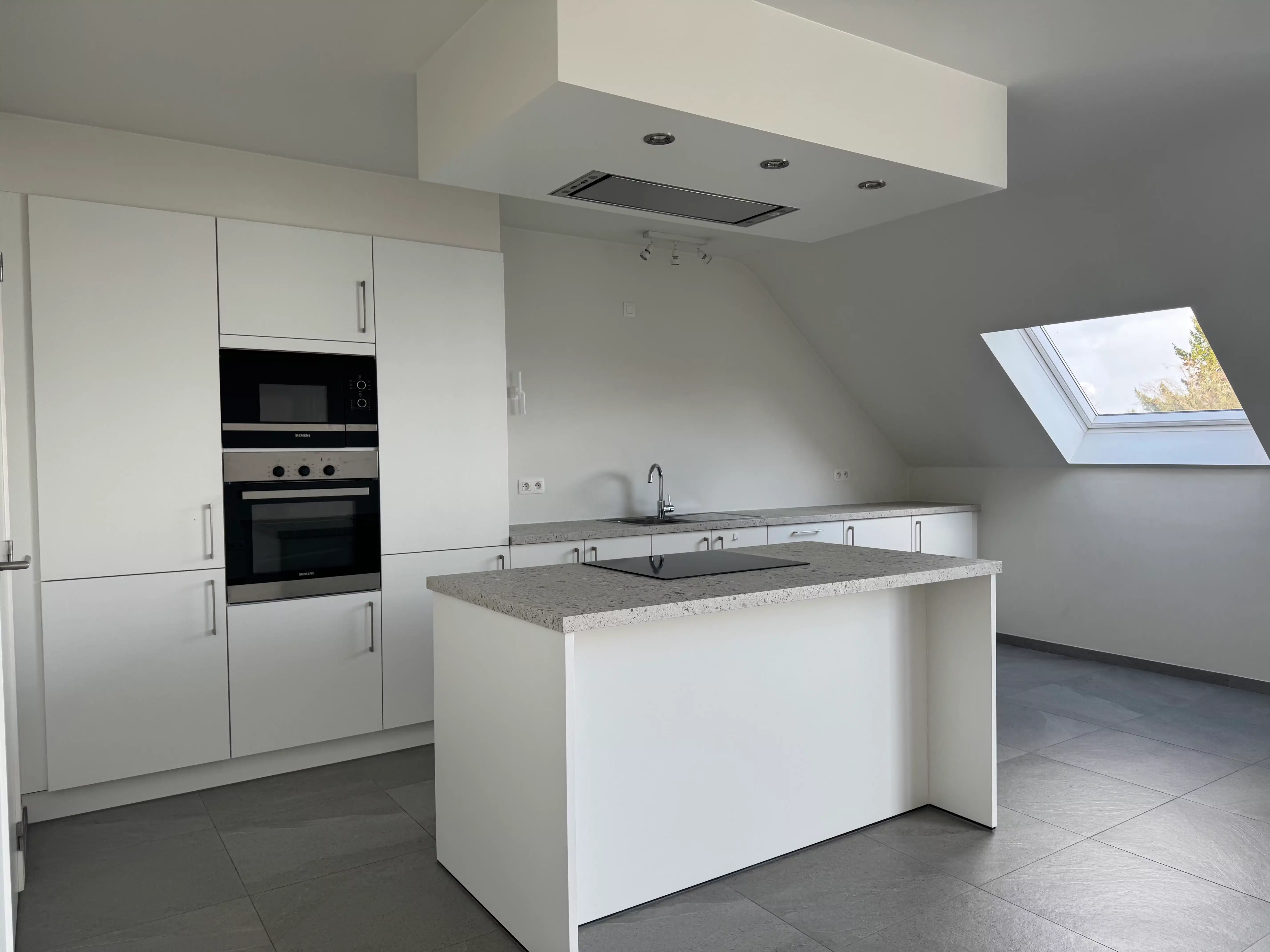 Modern appartement met 1 slaapkamer en een ruim terras foto 3