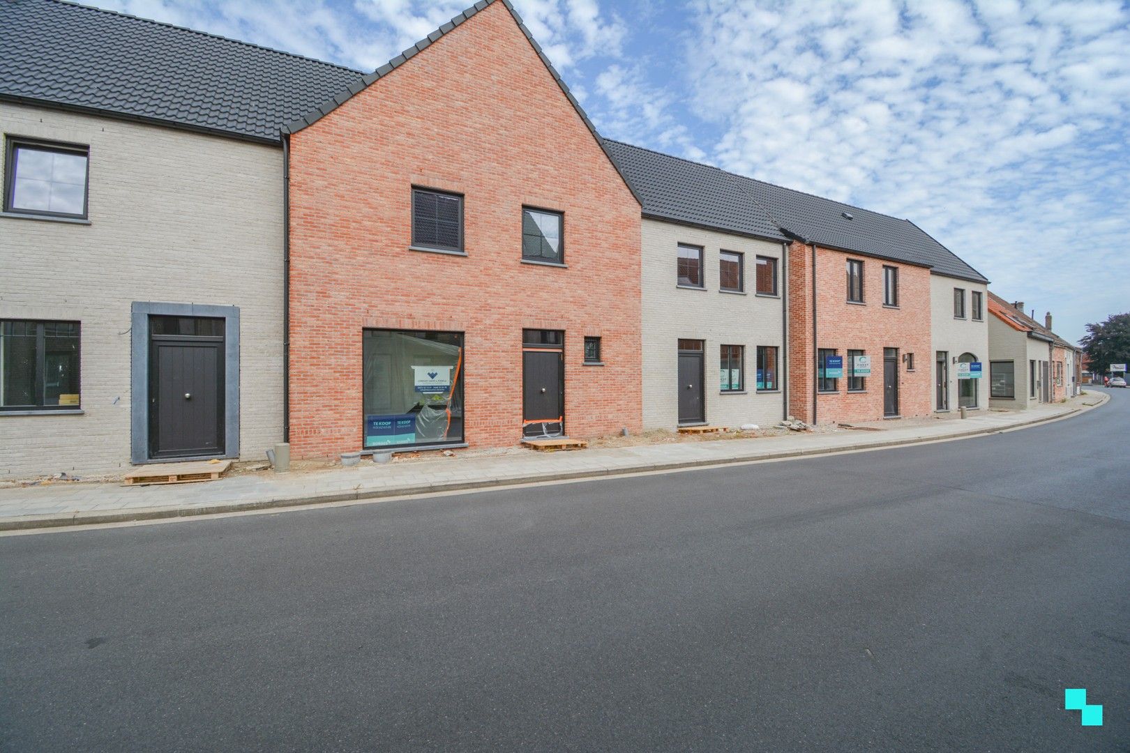 Verrassend ruime nieuwbouwwoning in centrum Aartrijke foto {{pictureIndex}}