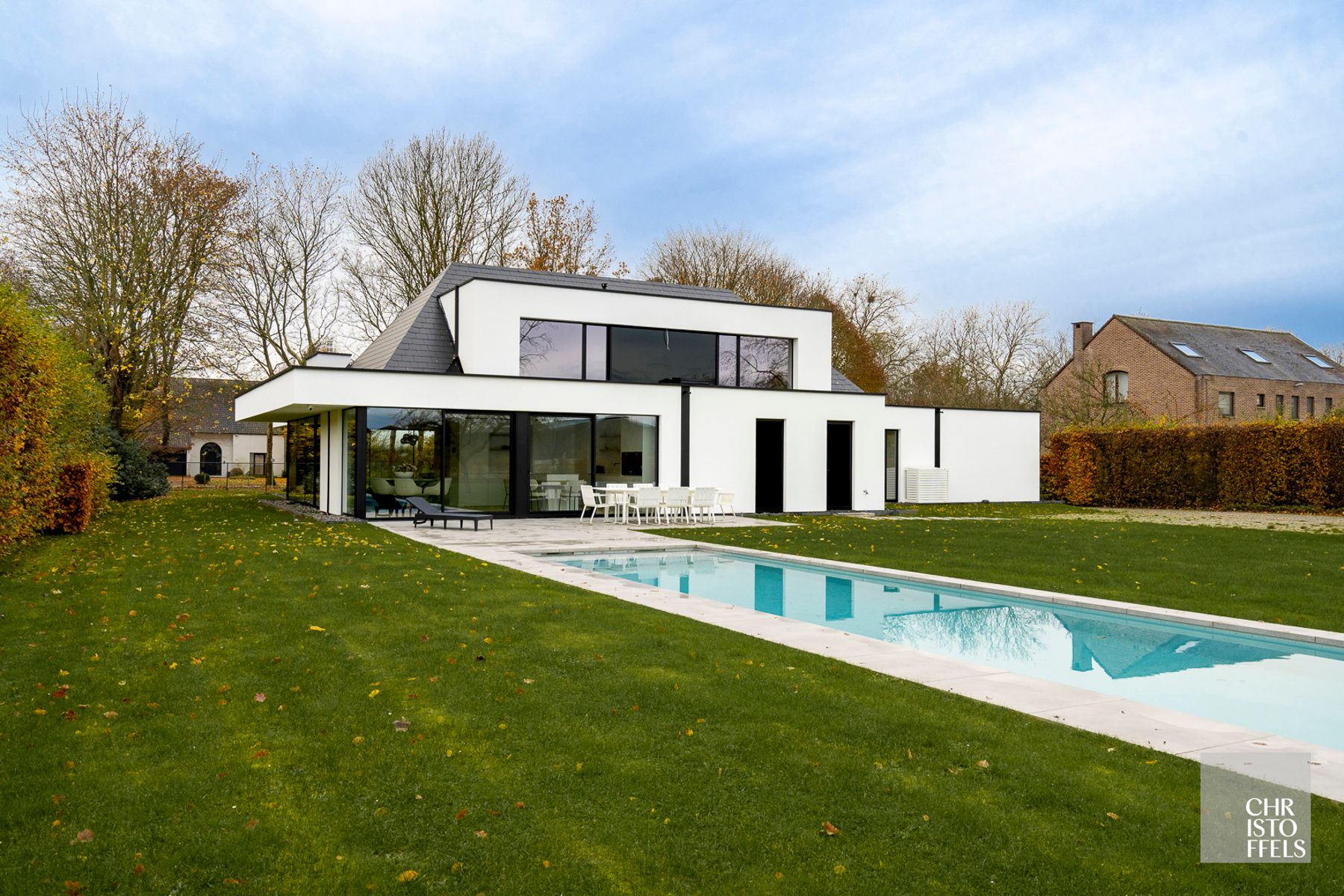 High-end gerenoveerde eigentijdse villa op een perceel van 4.379m² te Hasselt! foto {{pictureIndex}}