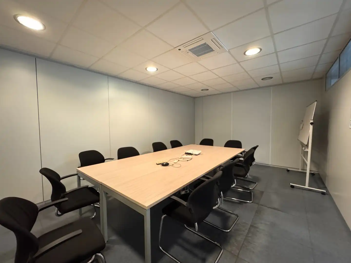 Instapklare kantoorruimte van 450 m² met ruime parking te Oostkamp foto 7