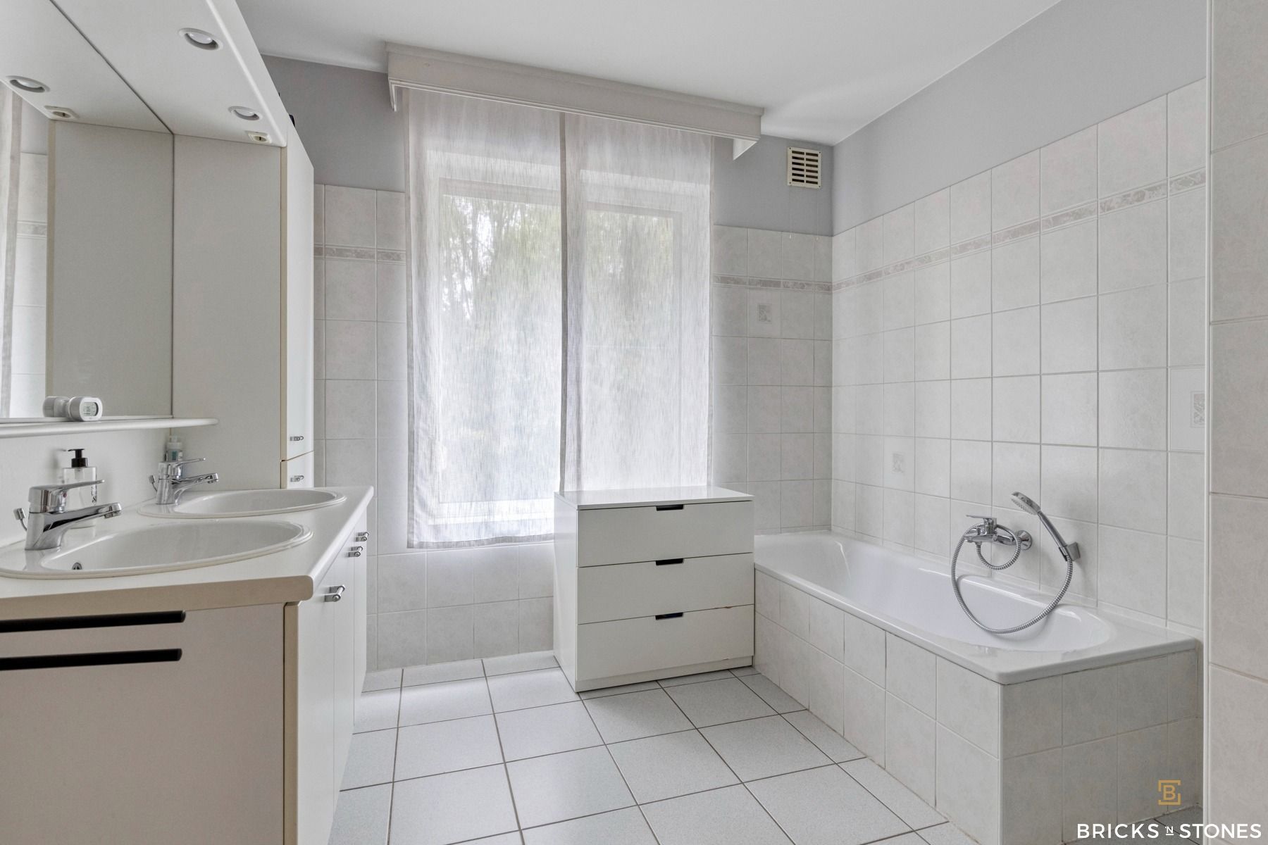 Instapklare woning met 4 slaapkamers, garage en tuin foto 16