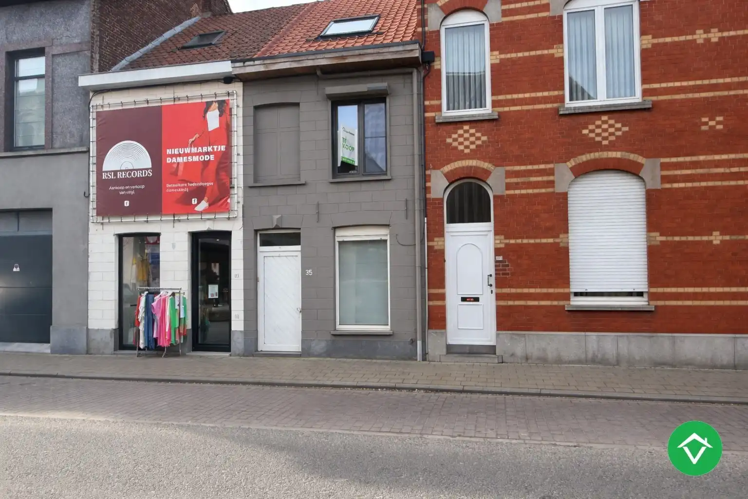 Op te frissen rijwoning met 3 slaapkamers in centrum Roeselare foto {{pictureIndex}}
