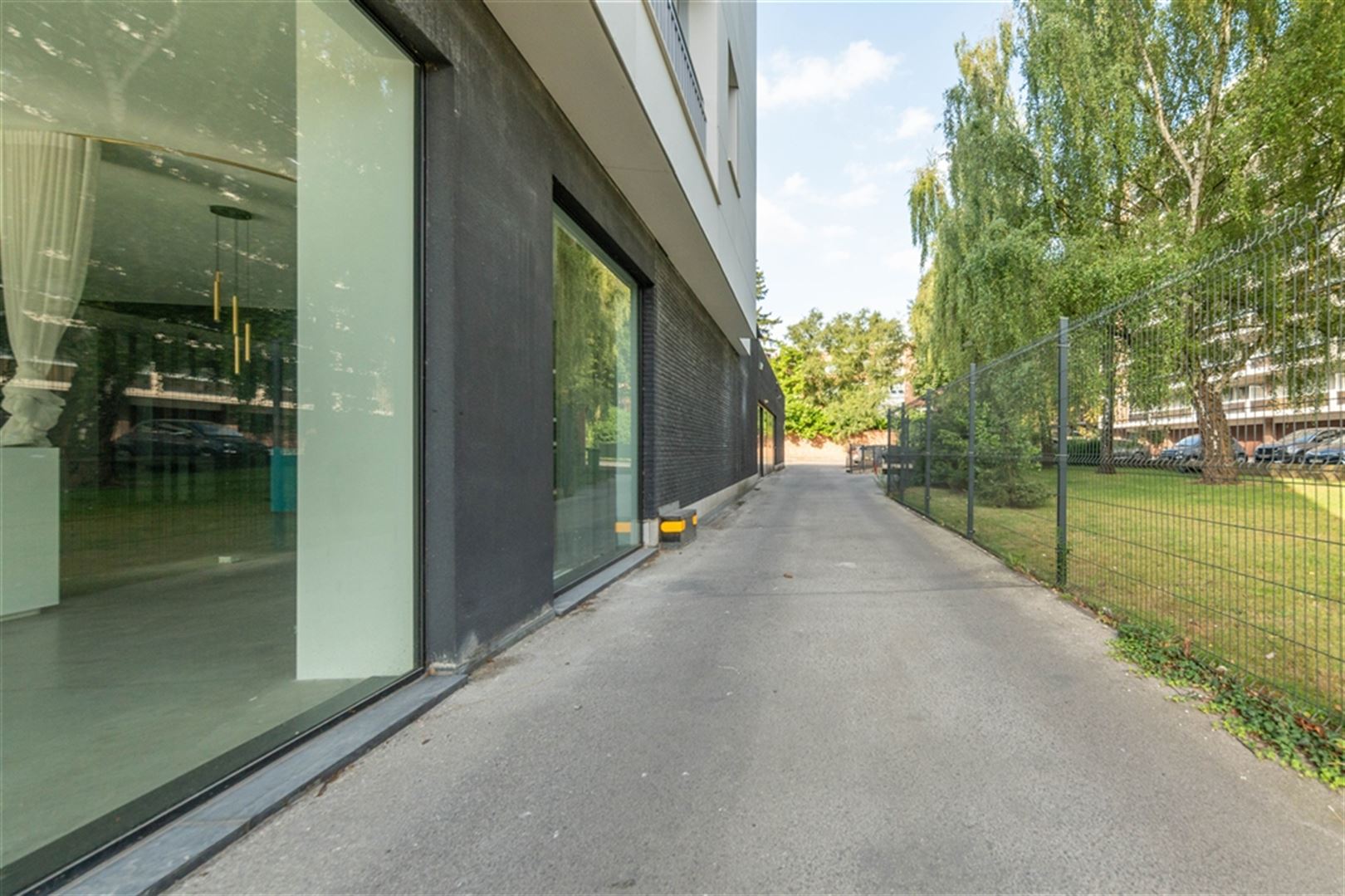 Gelijkvloers kantoor met parking te koop foto 2