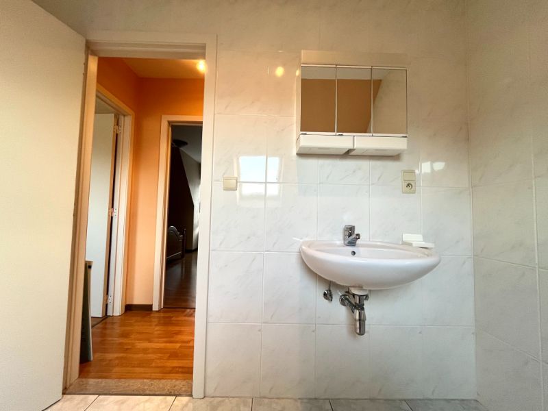 RIJWONING MET TUINTJE EN GARAGE GELEGEN IN DE DORPSKERN VAN SLEIDINGE foto 5