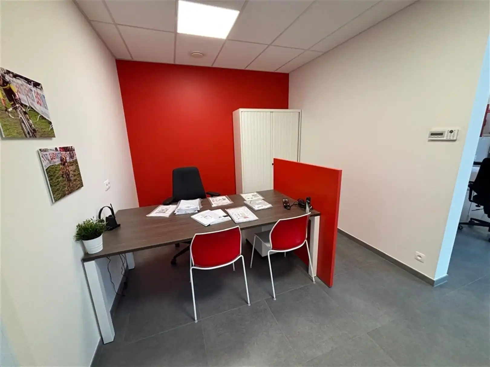 Te Huur Showroom + Magazijn foto 10