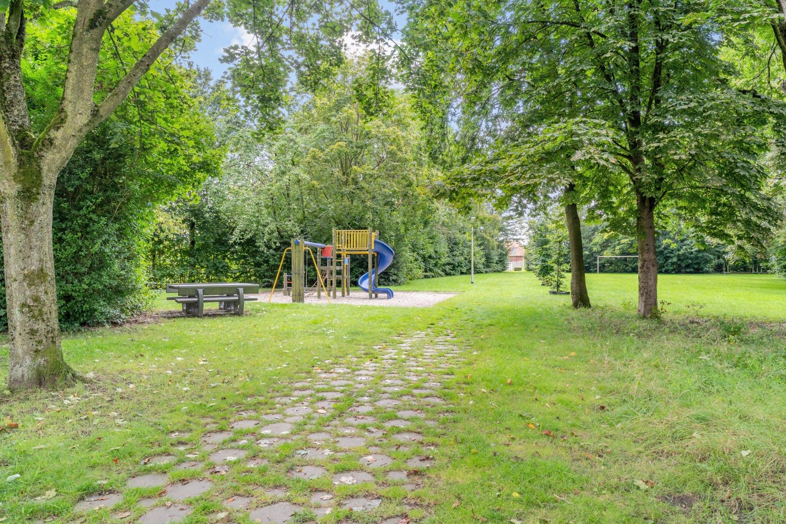 Duurzame stijlvolle woning,  4 slaapkamers, ruime garage omringd door een prachtige tuin. foto 47