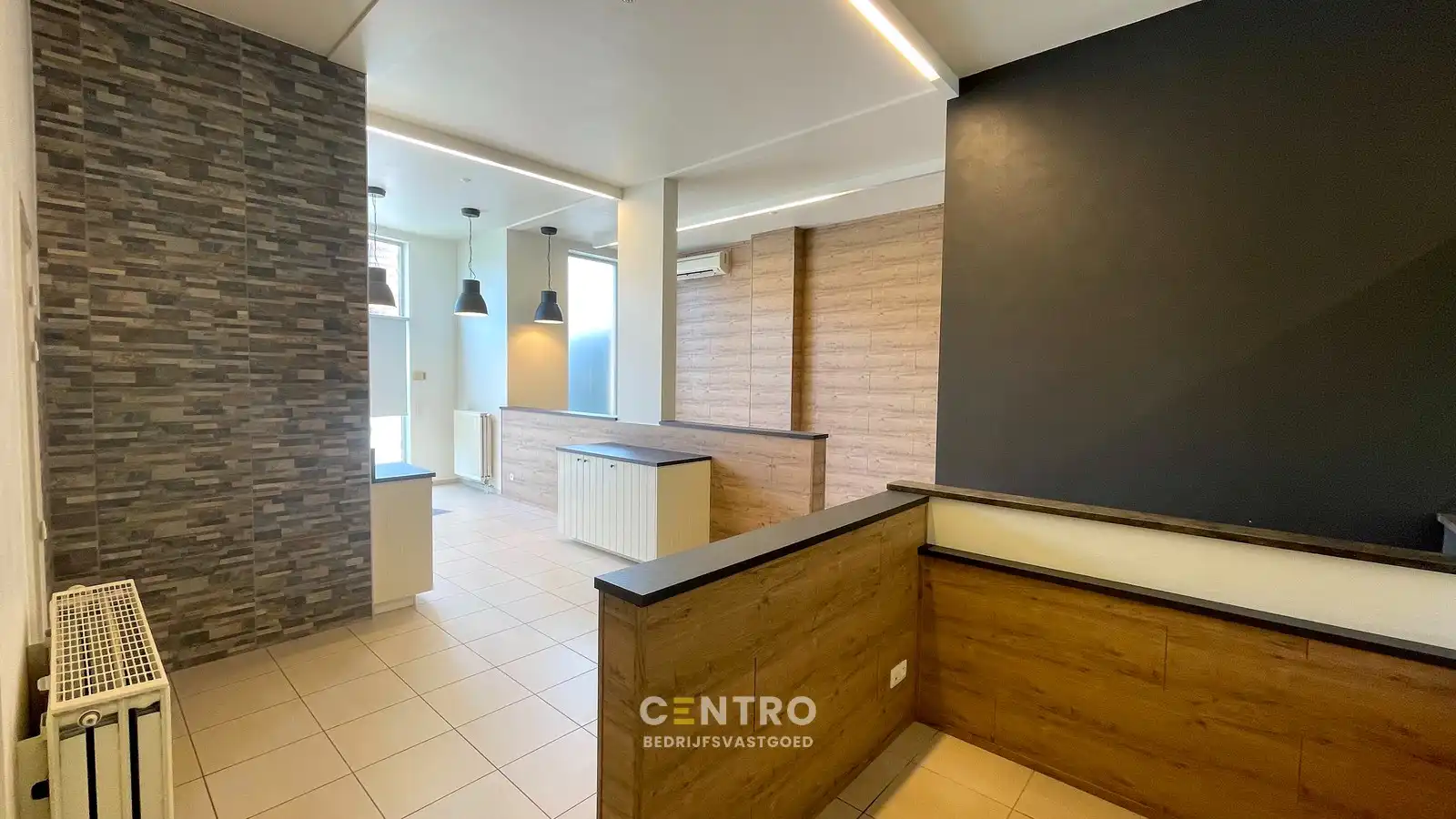 Instapklare & goed geïsoleerde KANTOORRUIMTE met ruime KELDER te huur, langs een strategische invalsweg van Brugge centrum. foto 4