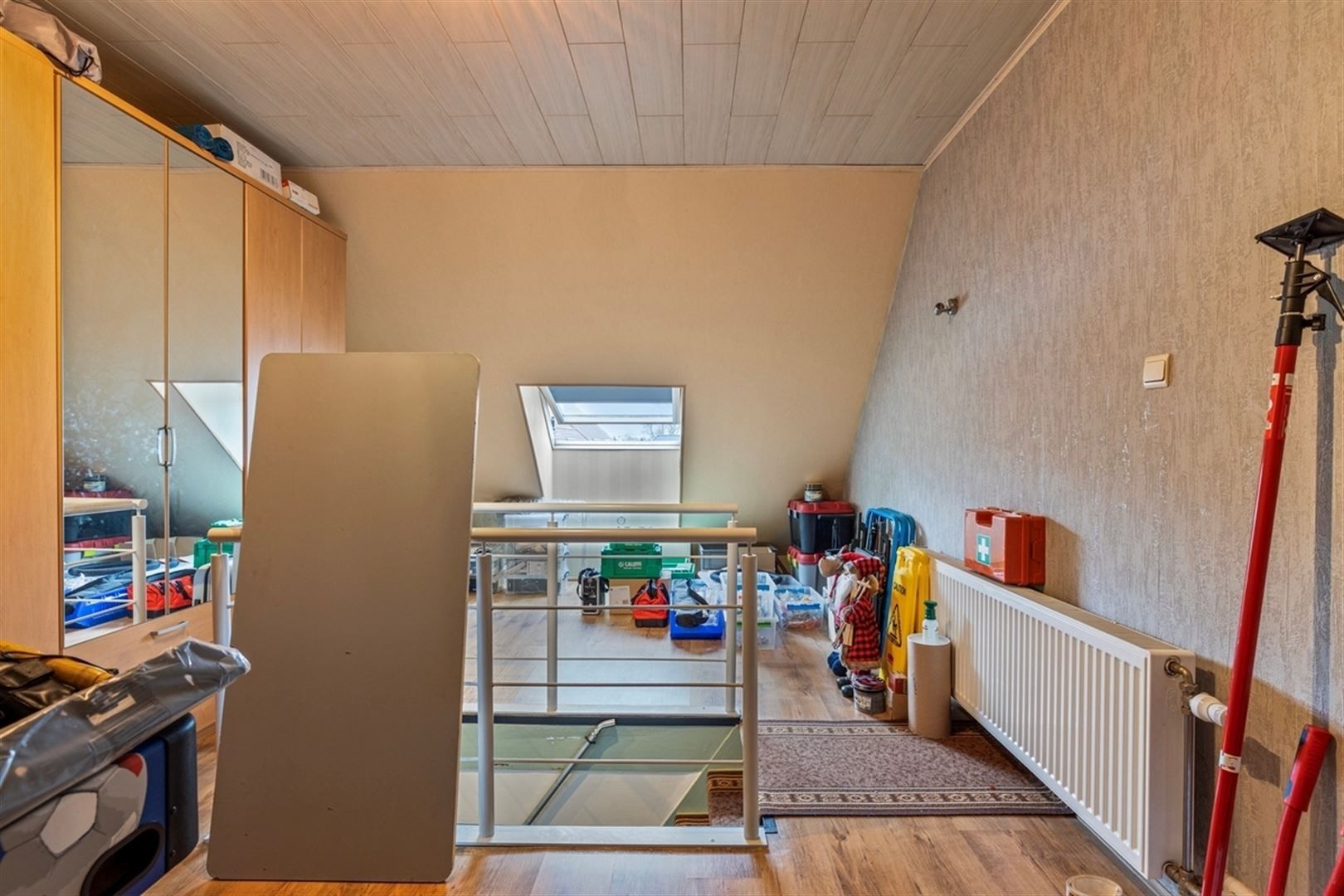 Gerenoveerde rijwoning met 3 slaapkamers en doorgang achteraan. foto 16