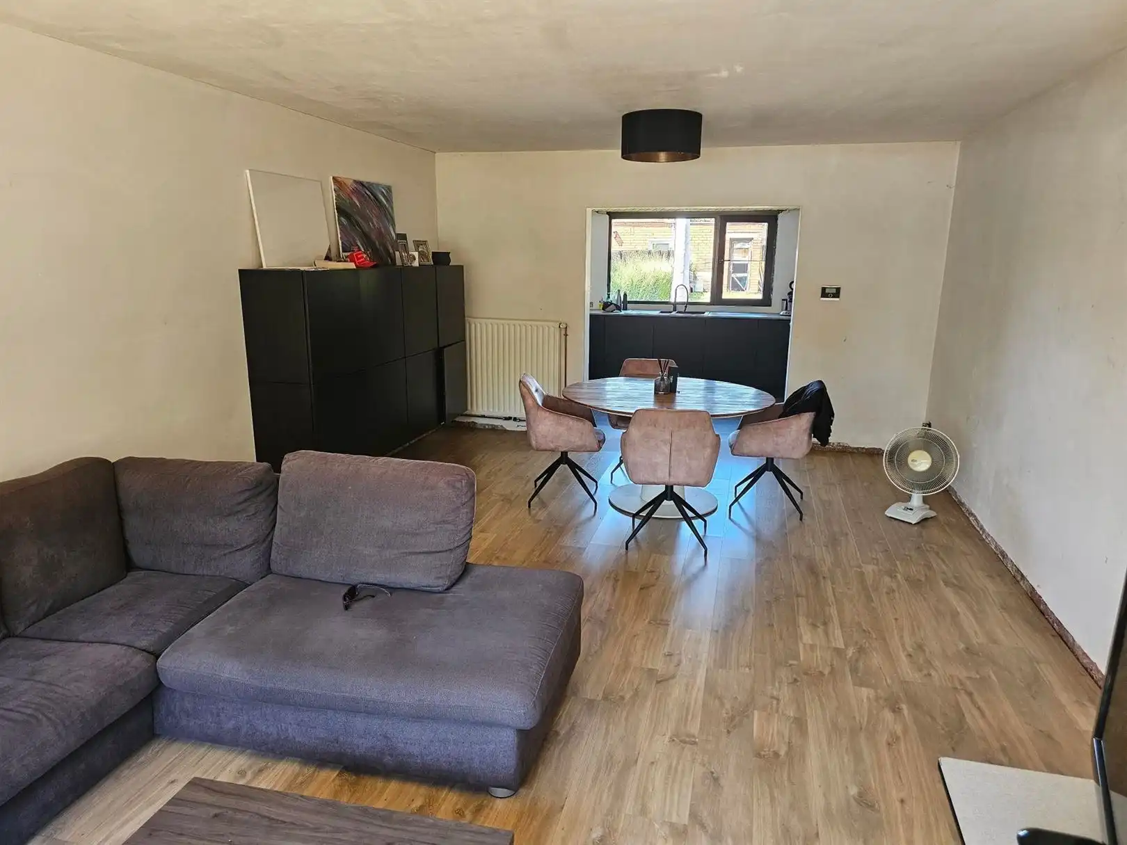 Verder af te werken rijwoning met tuin en garage. foto 4