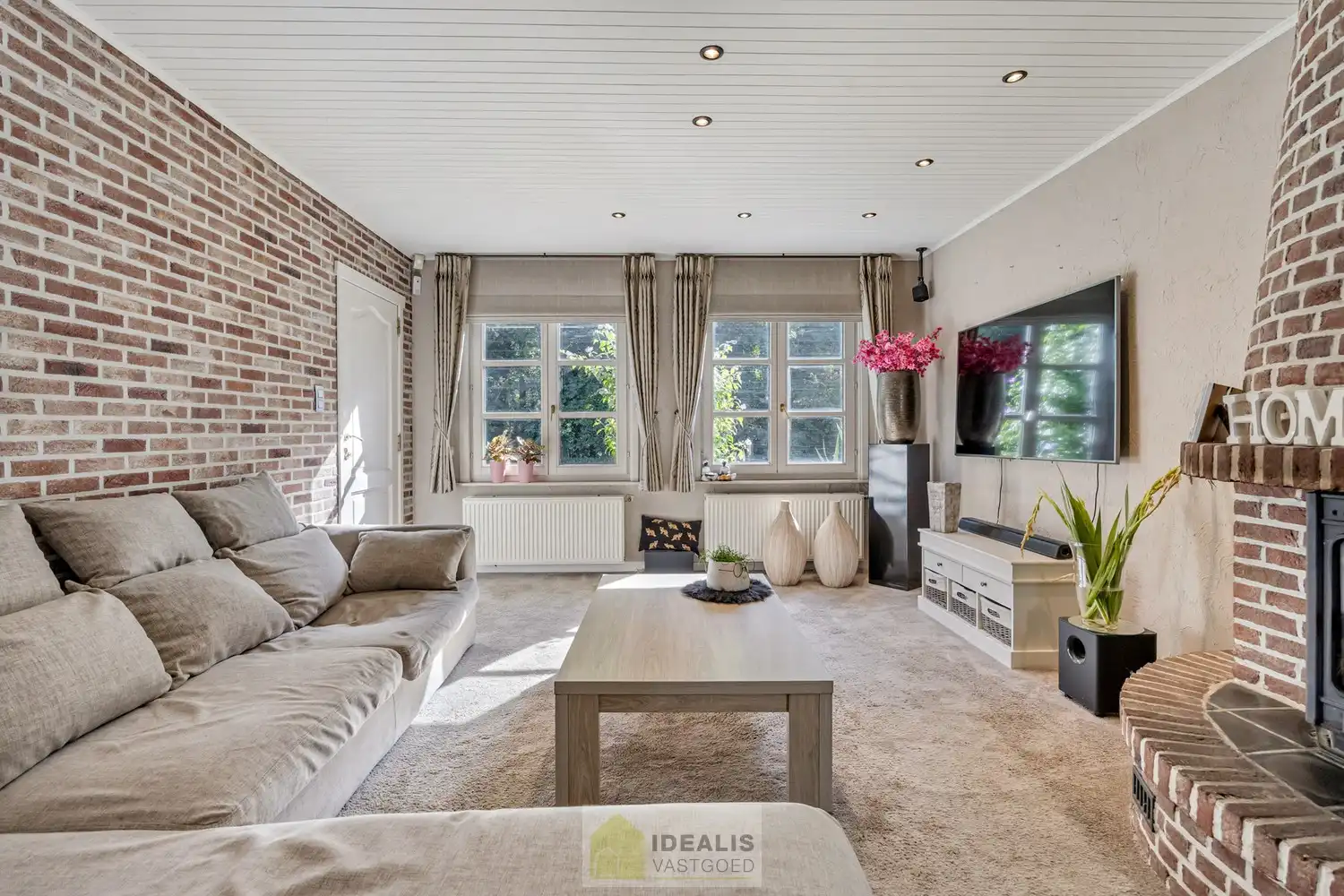 IDEALIS VASTGOED – INSTAPKLARE EENGEZINSWONING MET 4 SLAAPKAMERS EN EEN BEWOONBARE OPPERVLAKTE VAN +- 195M² OP EEN PERCEEL VAN +- 9A 20CA IN KLEINE-BROGEL (PEER). De woning is gelegen vlak bij de dorpskern van het gezellige kleine-Brogel en op enkele minuten verwijderd van de centra van Peer, Kaulille, Bocholt en Pelt. Ideaal voor zij die op zoek zijn naar een ruime instapklare woning met 4 slaapkamers!! foto 6