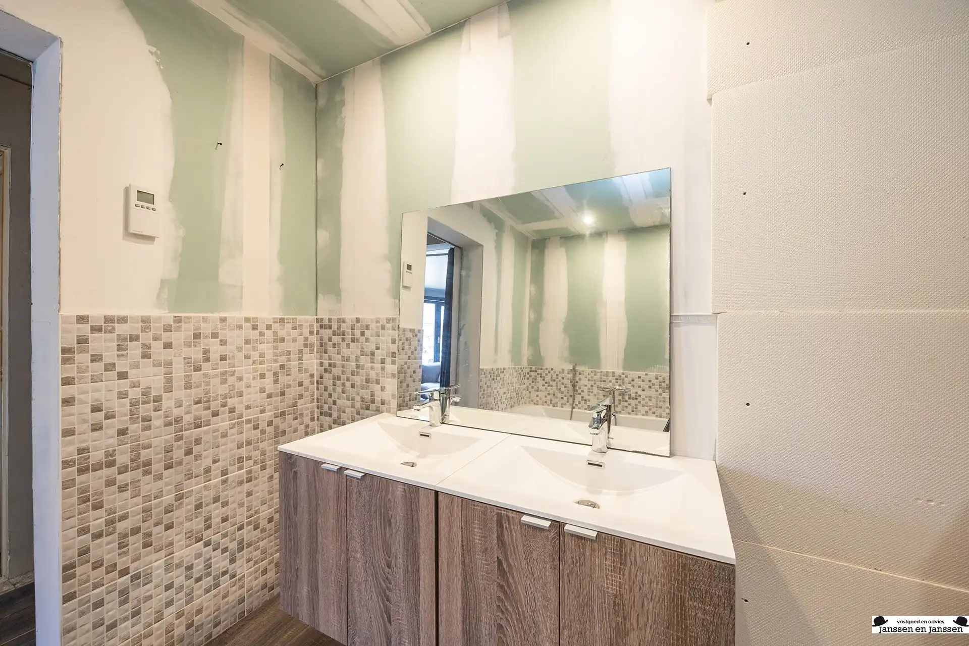 Deels gerenoveerd appartement in het centrum van Merksem! foto 9