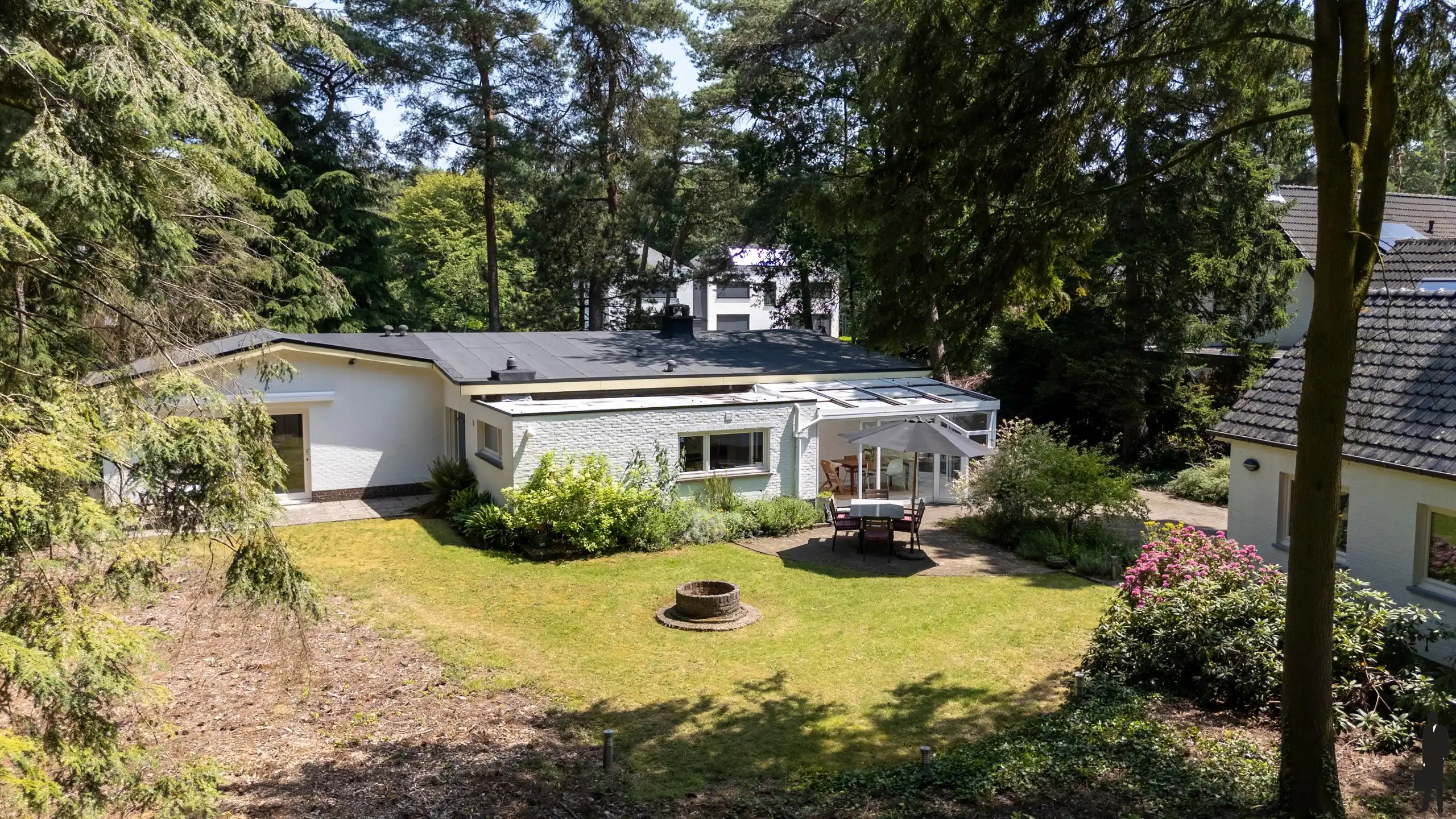 Hoofdfoto van de publicatie: Vrijstaande woning op 1.588m² in villawijk nabij NL grens.