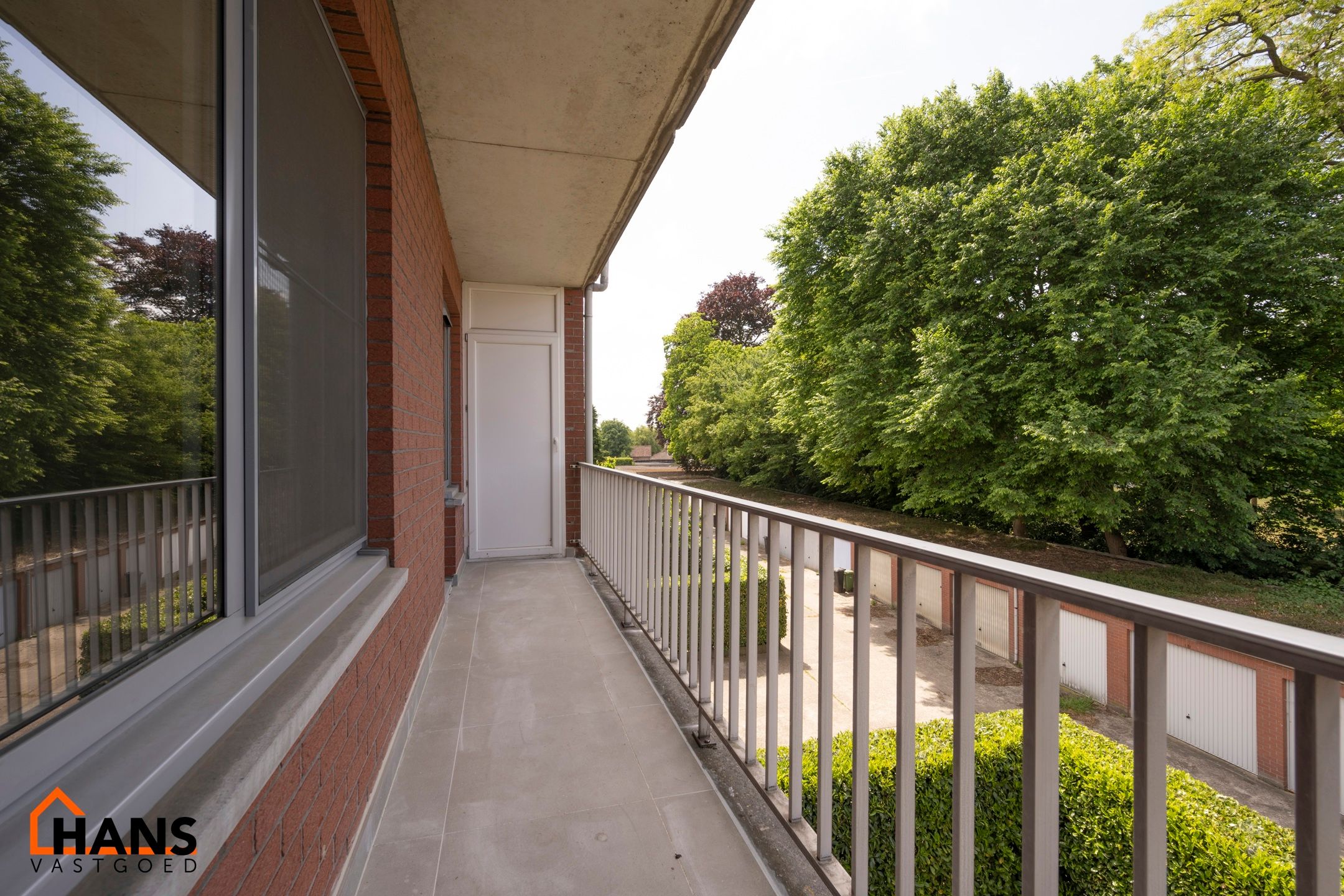 Mooi gerenoveerd appartement met garage foto 13