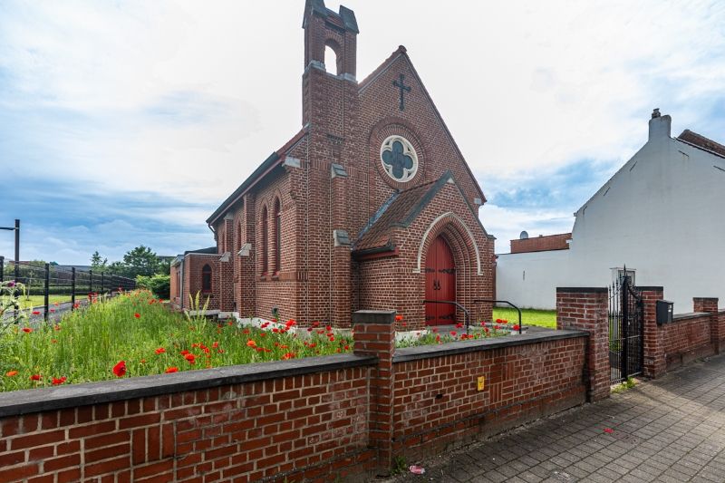 Kapel met bijhorende leefruimtes op een totale grondoppervlakte van 764m². foto 1