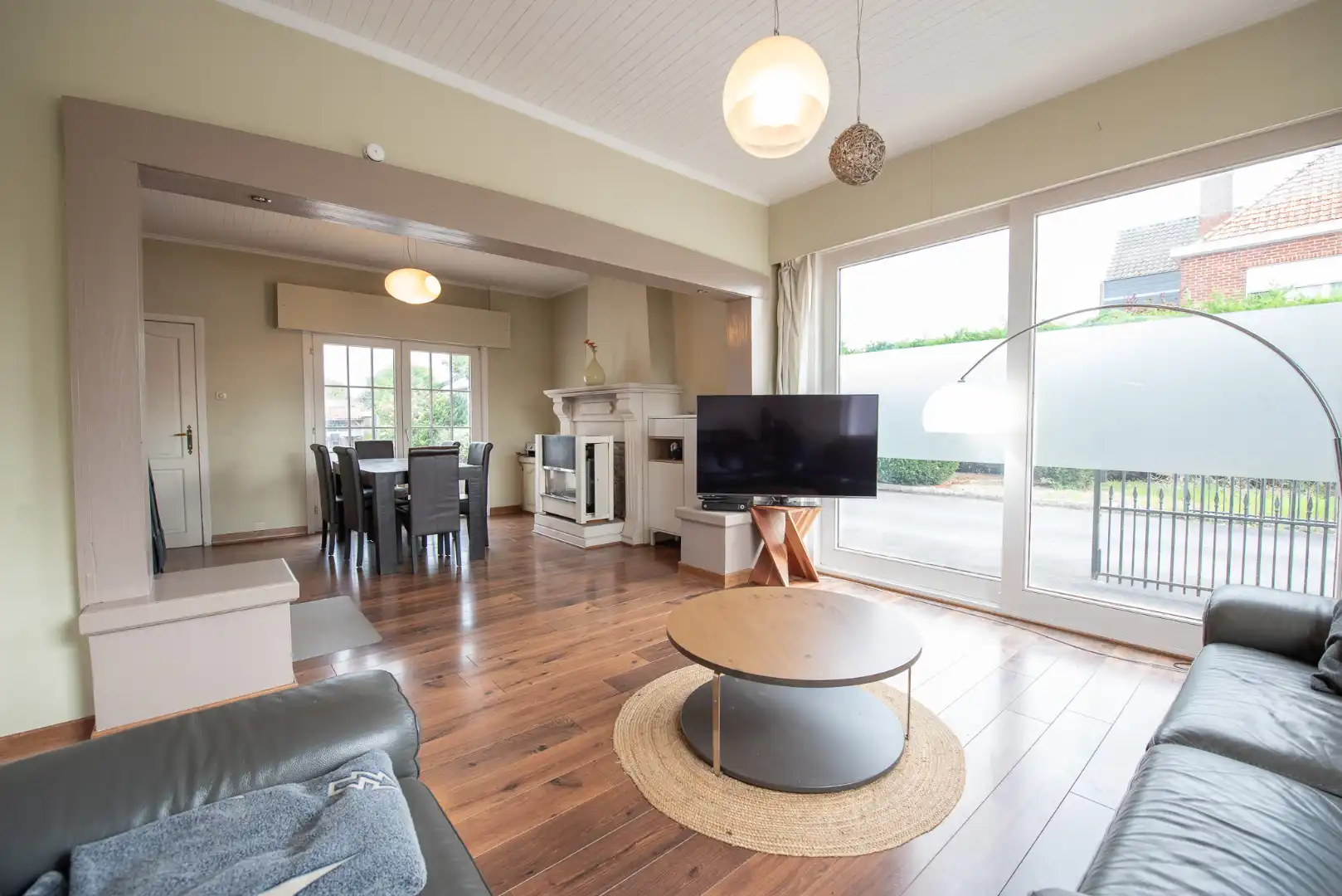 Halfopen bebouwing met 2 slaapkamers op groot perceel van 1305 m² foto 3
