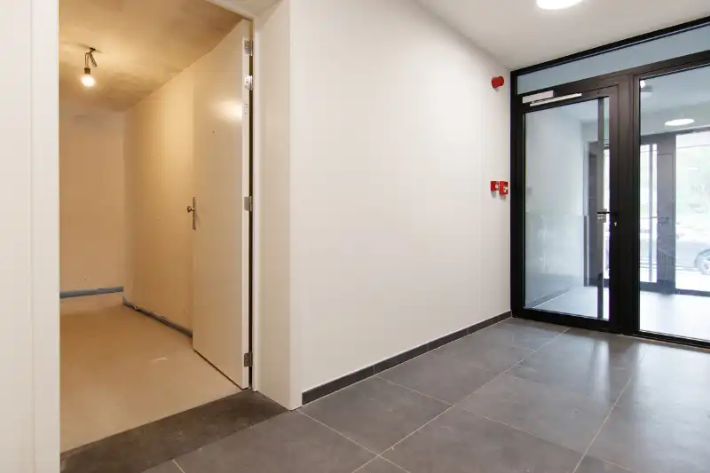 Ruim gelijkvloers nieuwbouwappartement met 2 slaapkamers, terras en een mooie tuin op een goed bereikbare locatie! foto 9