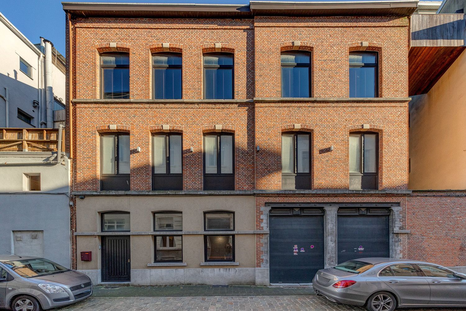 MATCHED: kevin@wellimmo.net voor meer info! Architecturaal gerenoveerde stadswoning (+/- 260m²) met aangename buitenruimte op toplocatie te Antwerpen, ideale combi werken/wonen! foto 1