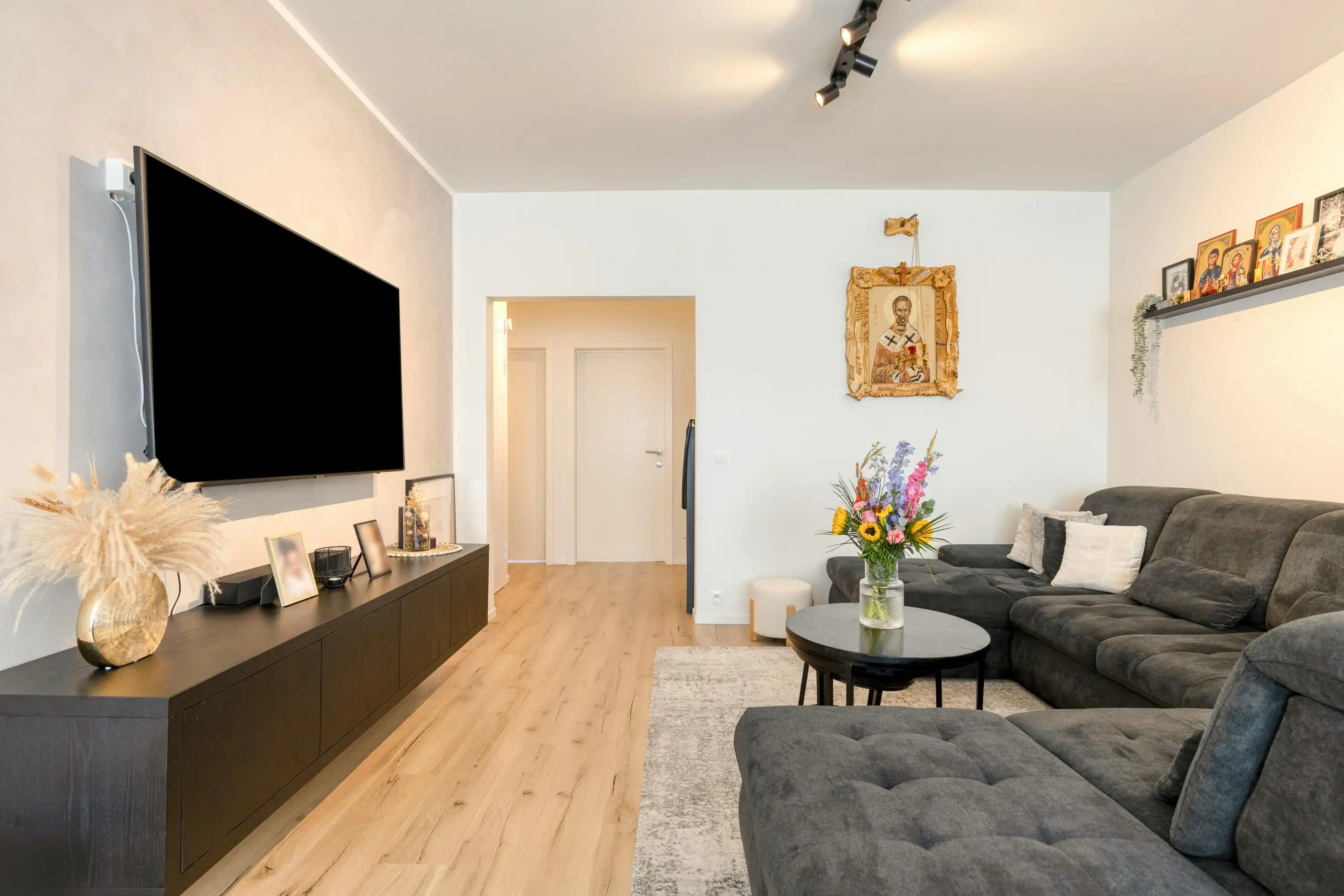 Appartement te koop in Merksem met 2 slaapkamers en garage foto 3
