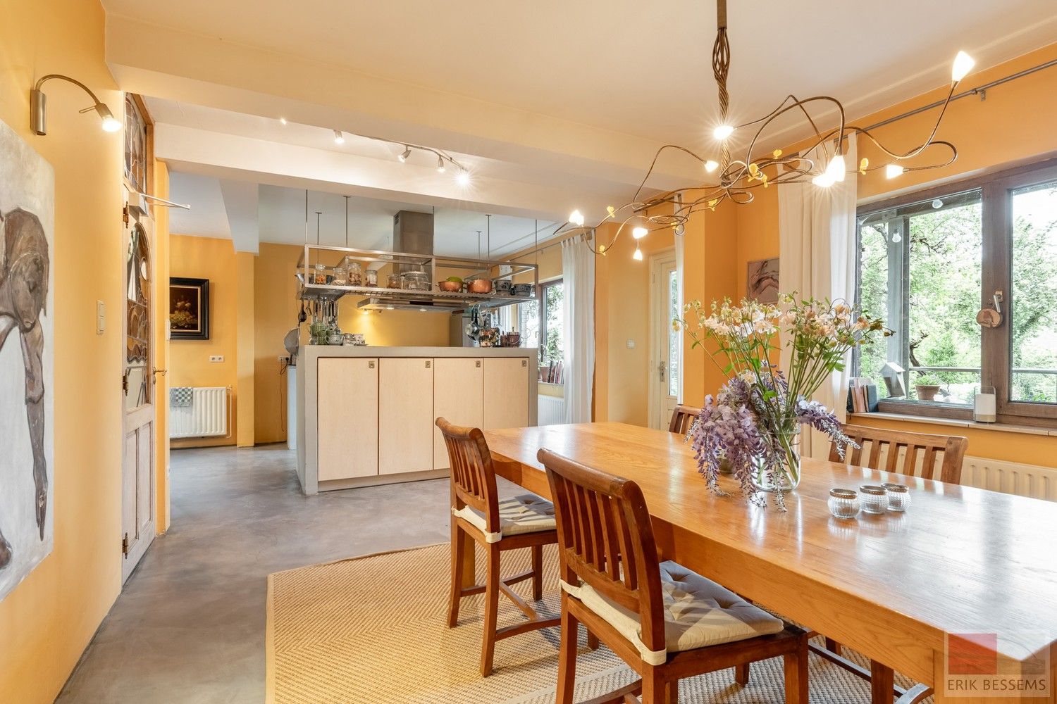 Karaktervolle woning uit 1980 bevindt zich op een perceel van maar liefst 1.399 m² en biedt een bewoonbare oppervlakte van 278 m² foto 8