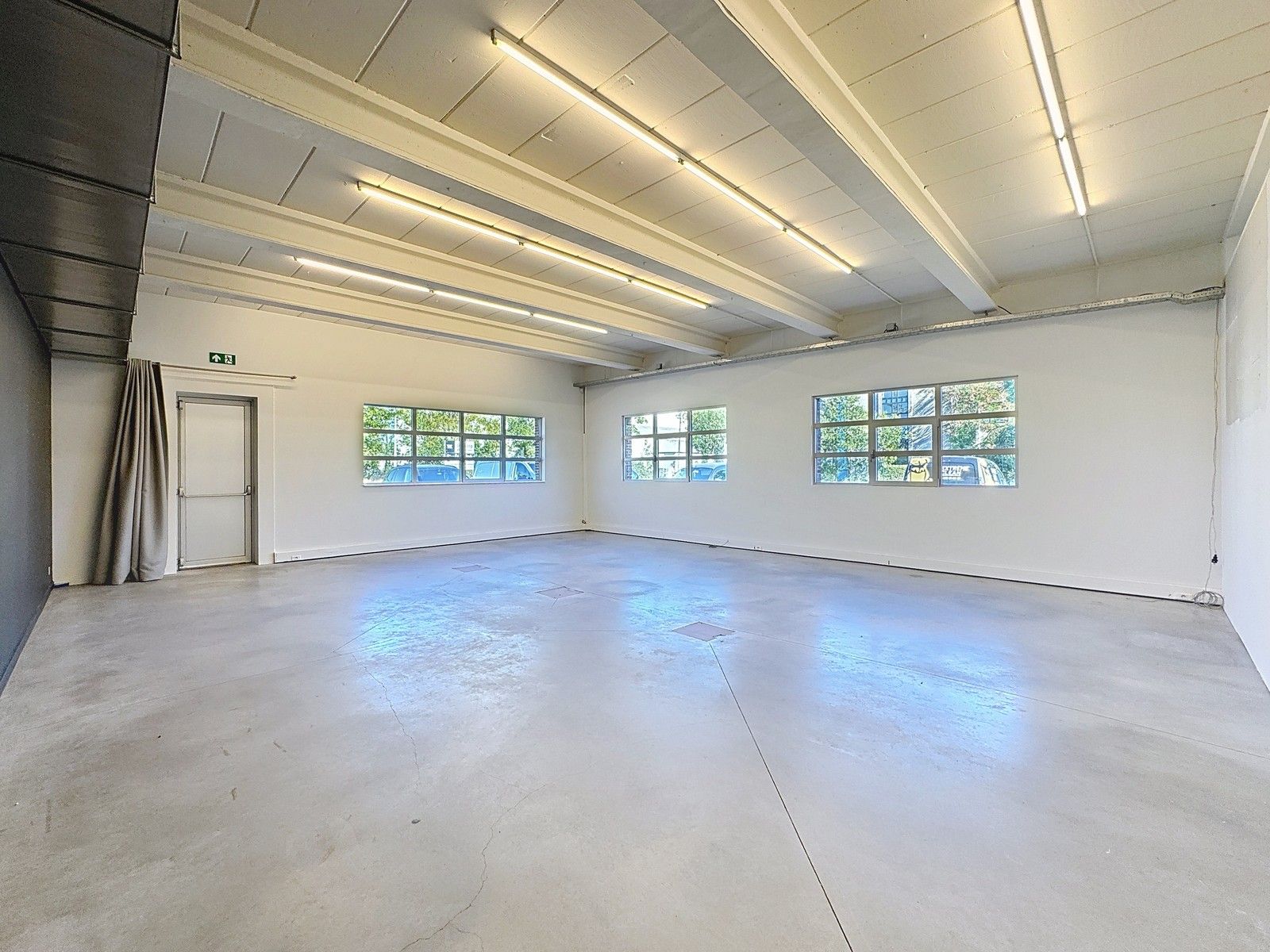 Instapklare, "industrial-look" KANTOORRUIMTEN met OPSLAGRUIMTE (340m²) met 12-tal private parkeerplaatsen voor de deur te Brugge! Vlot bereikbaar via Expresweg/A11/E403/E40. foto 8