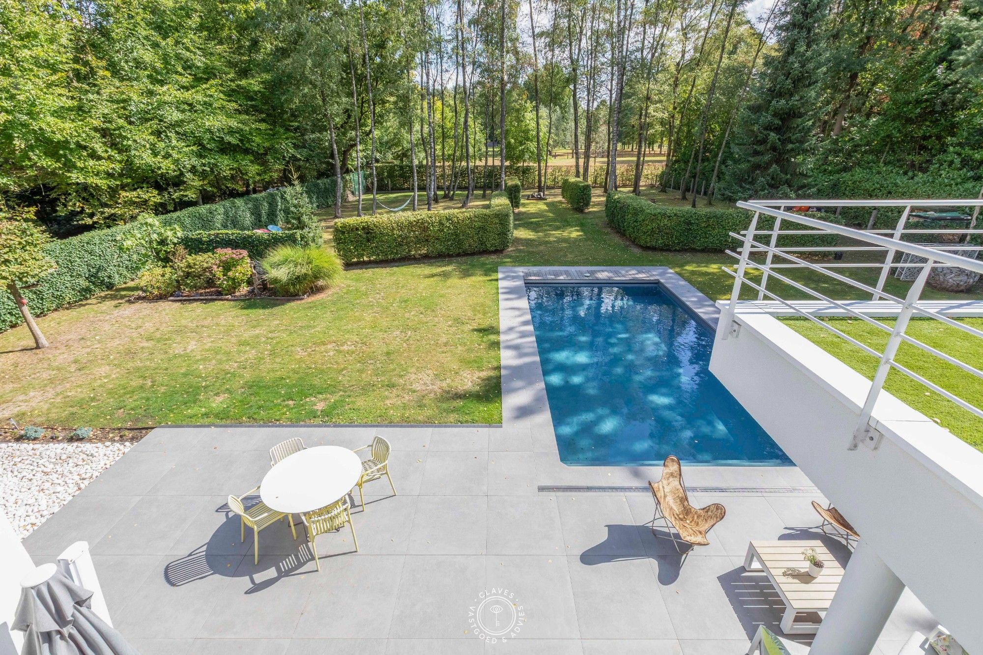 Architecturale villa met prachtige tuin en zwembad foto 27