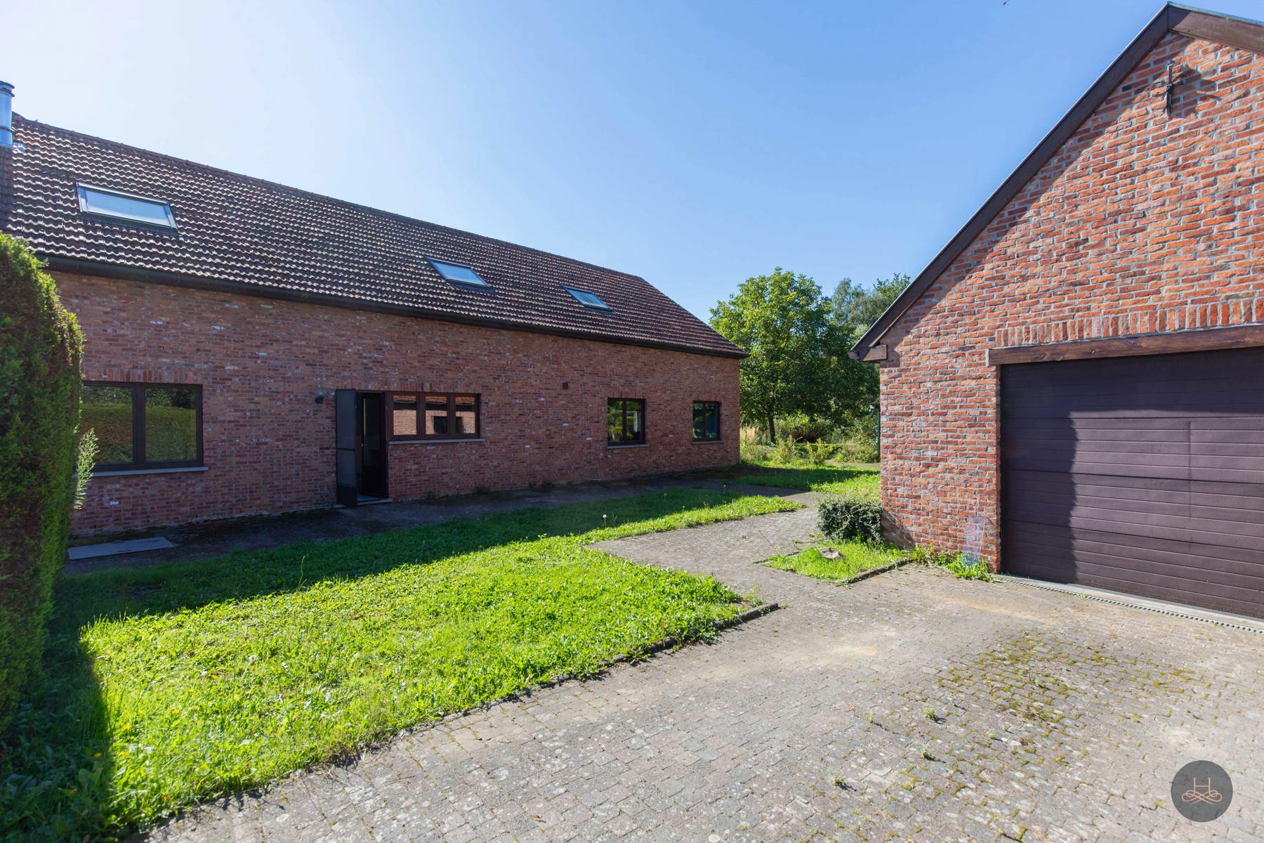 Op te frissen hoeve met natuurlijke vijver foto 4