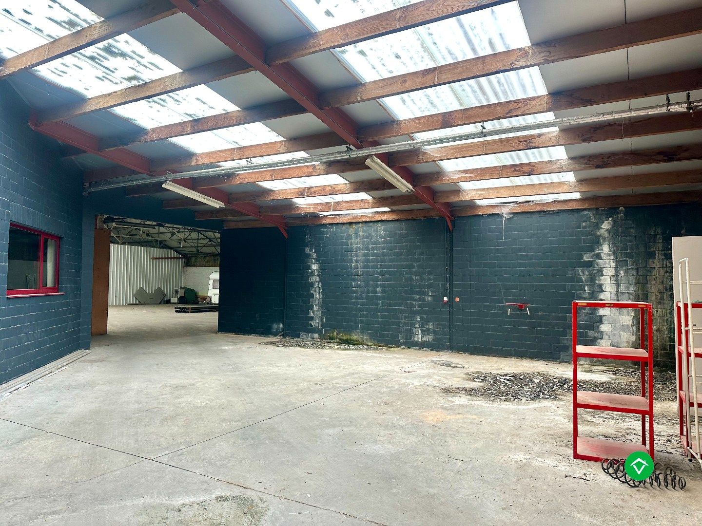 Ruime opslagruimte met uitstekende ligging en maximale visibiliteit in Torhout foto 18