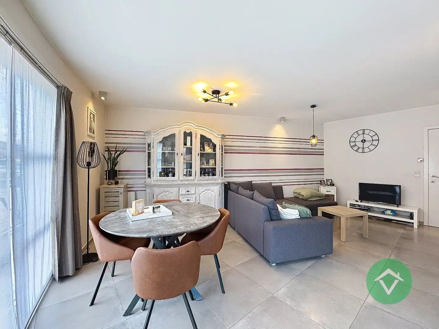 Volledig gerenoveerd handelspand met woonst en garage te Koekelare foto 3