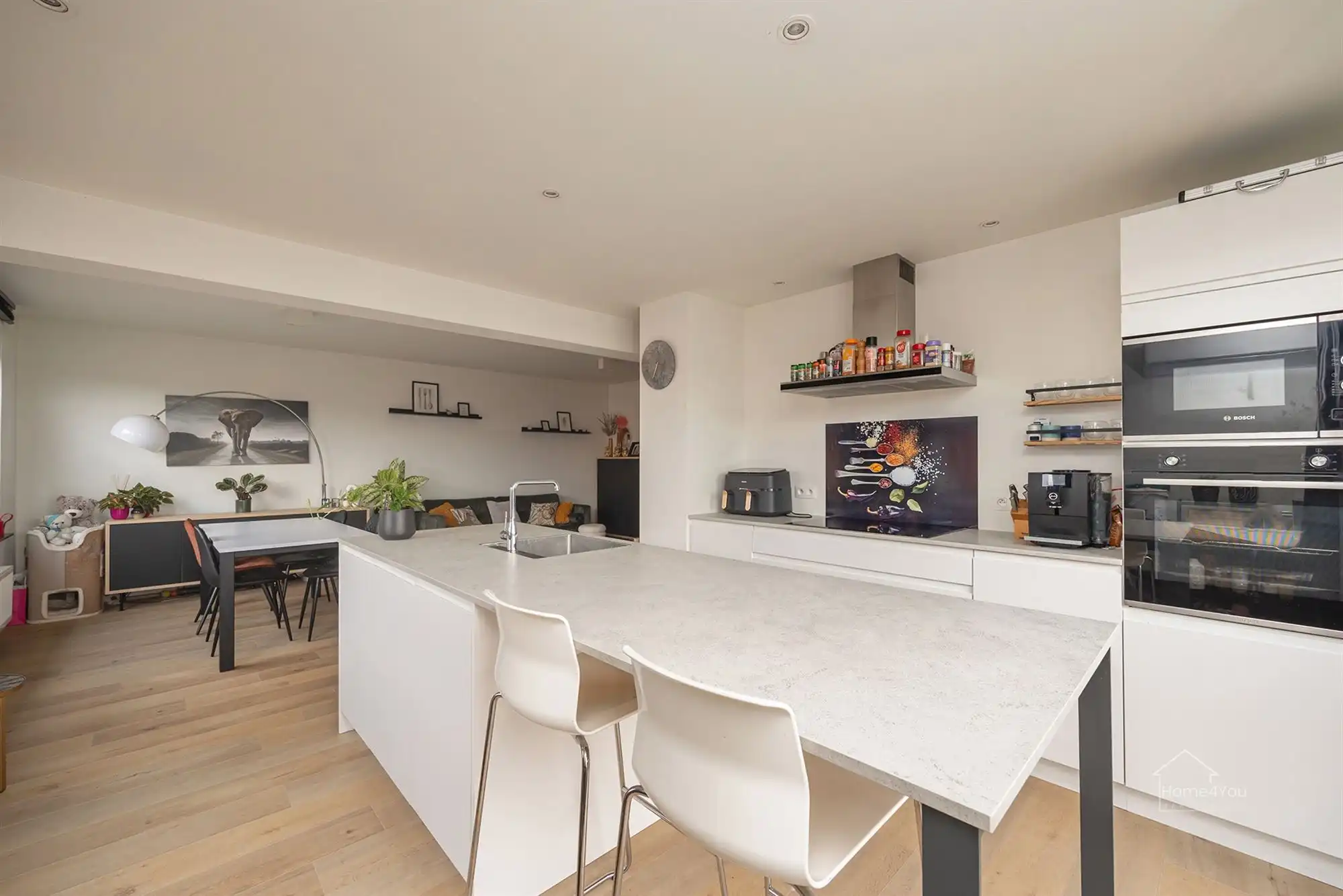 Ruim en lichtrijk appartement met terras + autostaanplaats foto 6