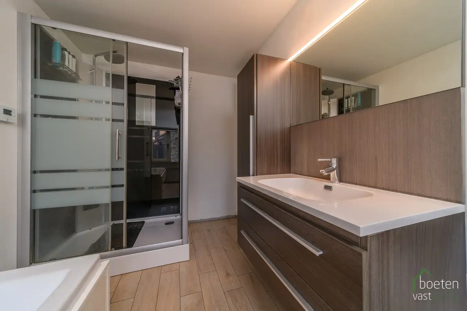 RENINGE: Gezellige dorpswoning met een gerenoveerd gelijkvloers, 3 slpks & zolder en tuin met open zicht op 376m² grondopp. foto 9