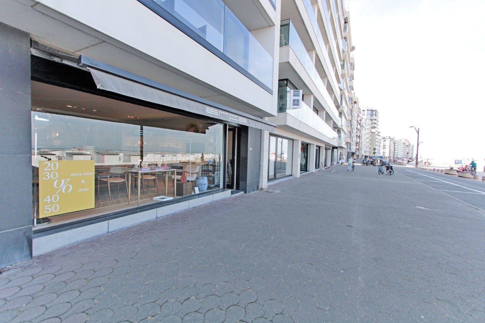 Handelsgelijkvloers met terras Zeedijk Zoute 786 te huur  foto 15