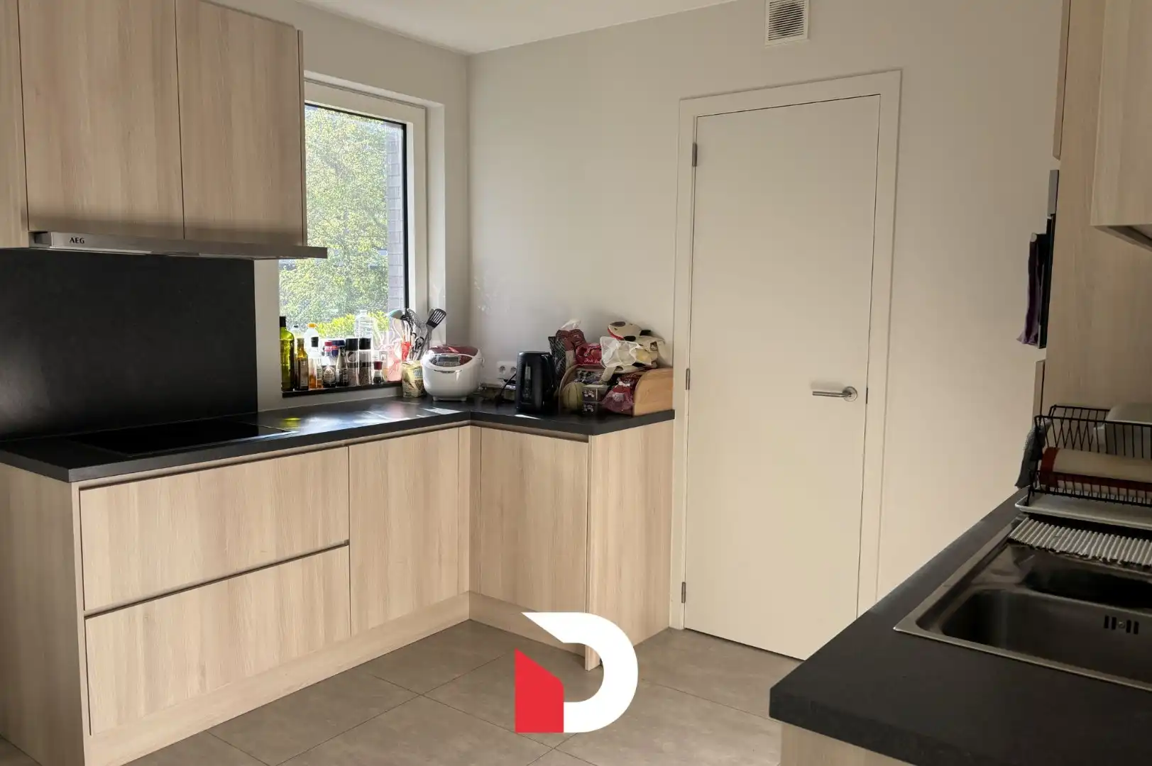 Lichtrijk gelijkvloers appartement met twee slaapkamers en 55 m² terras.  foto 3