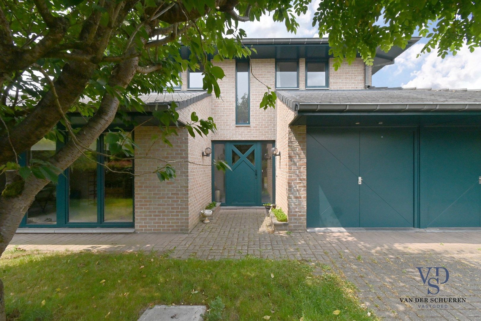 Tijdloos en lichtrijk wonen. foto {{pictureIndex}}