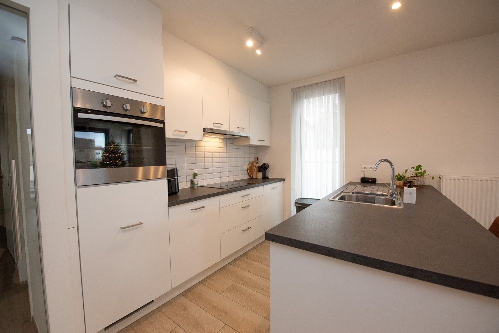 Prachtig nieuwbouwappartement  TE HUUR vlakbij park Baron Casier te Waregem.  foto 6