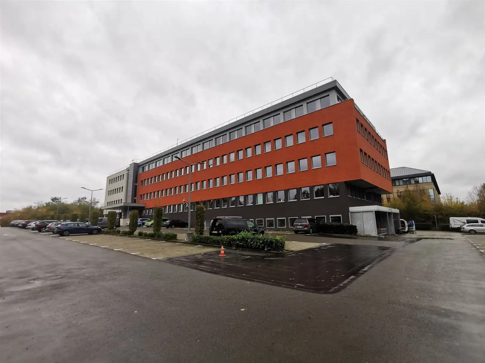 Kantoorgebouw foto {{pictureIndex}}