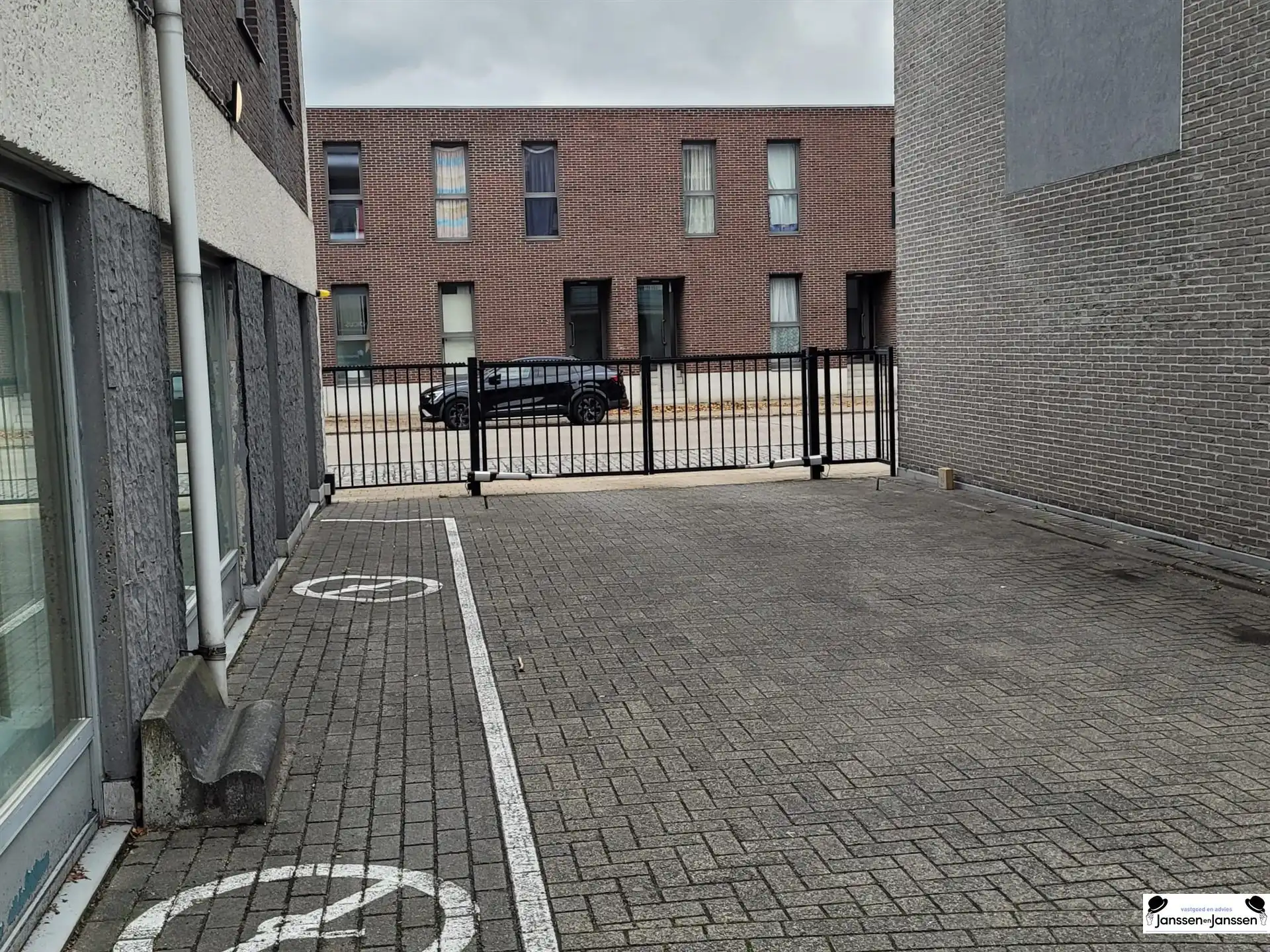 Overdekte autostaanplaats te Bredabaan Brasschaat foto 4