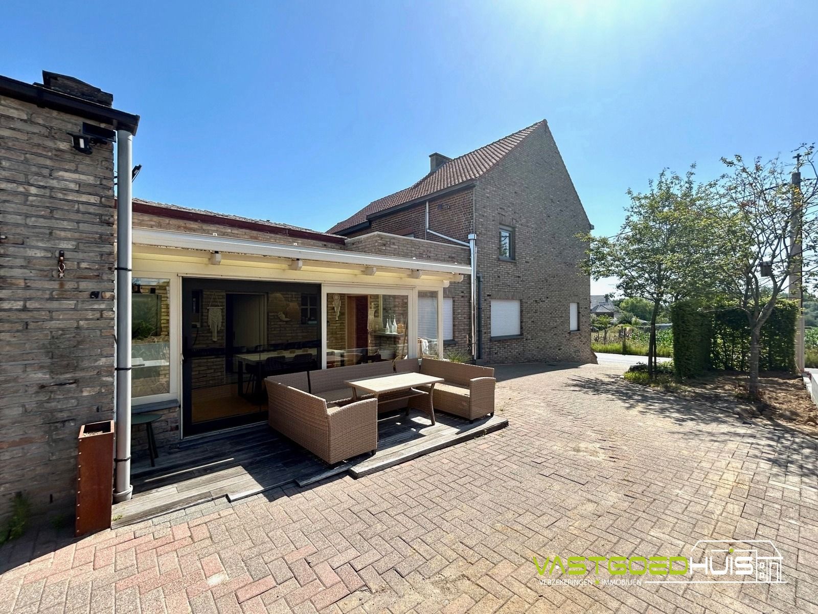 Hedendaagse gezinswoning met tuin en loods foto 25