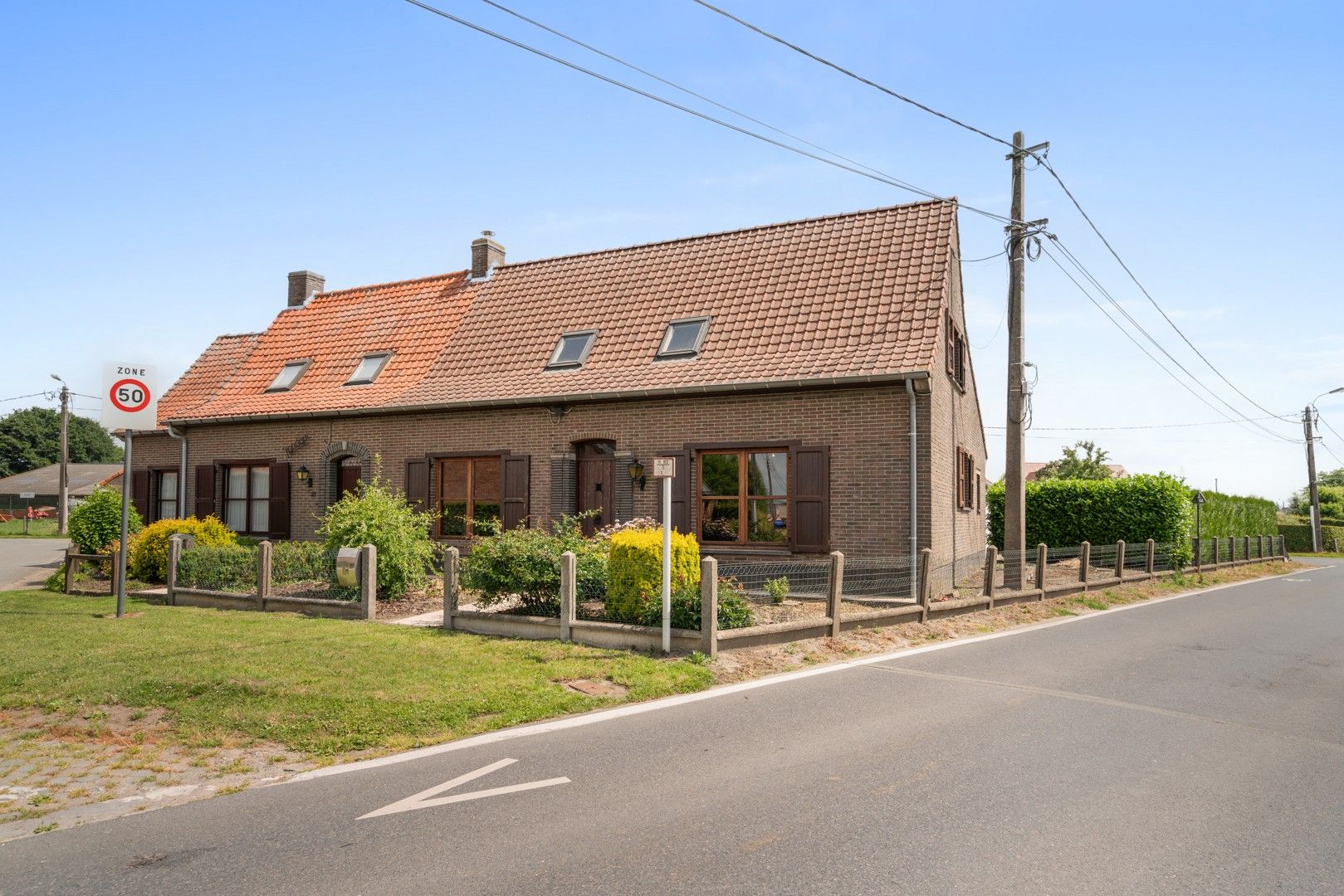 Halfopen woning met tuin en garage op landelijke toplocatie nabij alle invalswegen foto {{pictureIndex}}