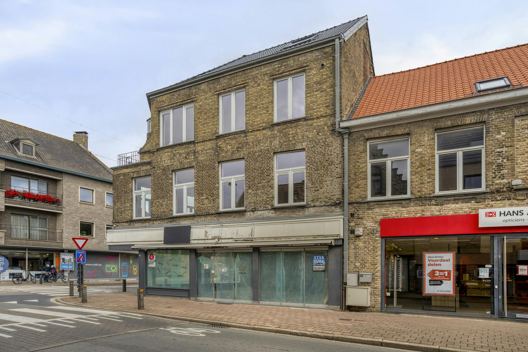 Pand met 2 gerenoveerde appartementen en winkel te Veurne. foto 35
