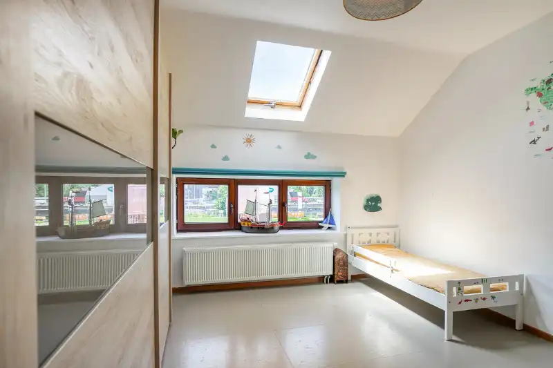 VERZORGDE INSTAPKLARE RIJWONING MET GARAGE EN GEZELLIGE TUIN foto 18