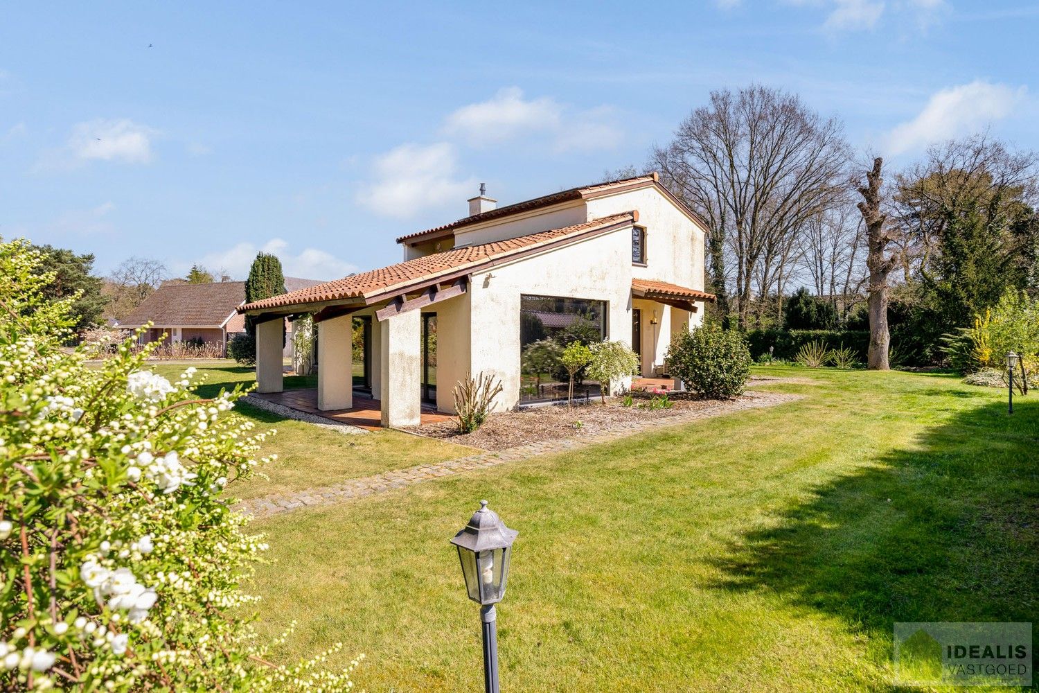 SCHITTERENDE VILLA OMRINGD DOOR PRACHTIGE TUIN MET EEN ZUIDERSE TOETS! foto 4