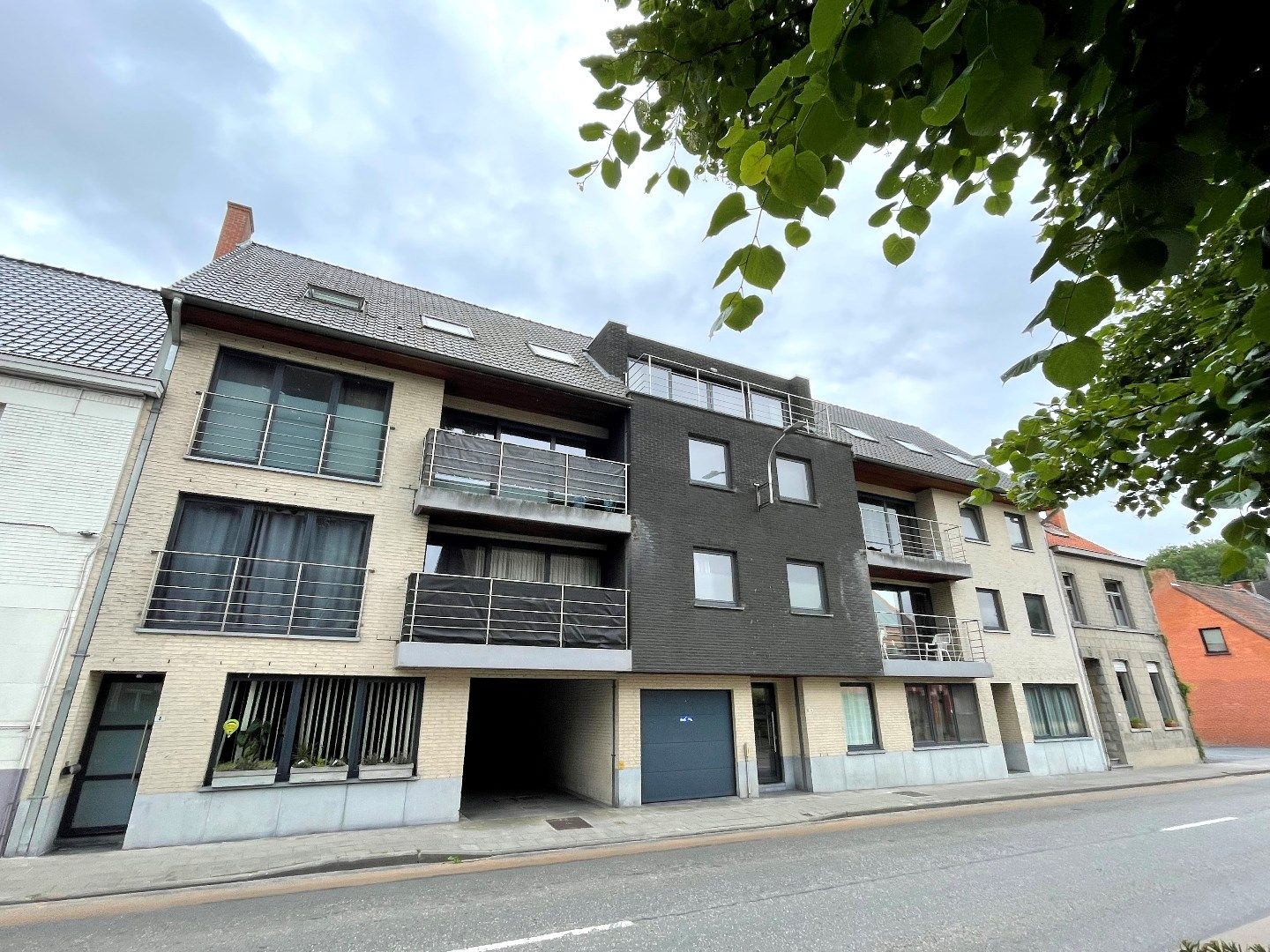 Ruim lichtrijk appartement met 2 slaapkamers en garage te Olsene. foto {{pictureIndex}}